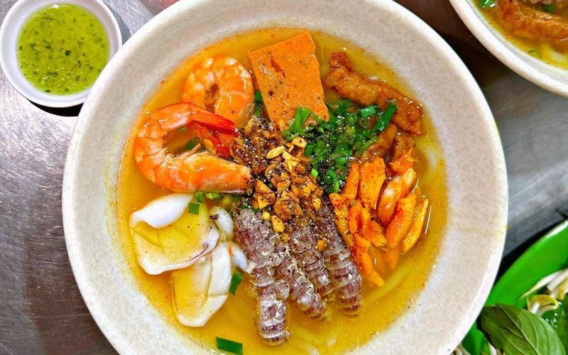 bát canh chua bề bề được bày trí đẹp mắt