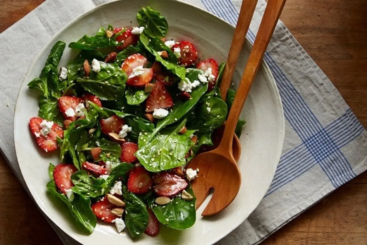 3 cách làm salad rau bina kết hợp trái cây thanh đạm, bổ dưỡng