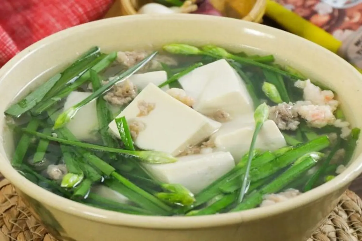 3 cách nấu canh hẹ đậu hũ cùng thịt và hến nóng hổi thơm ngon