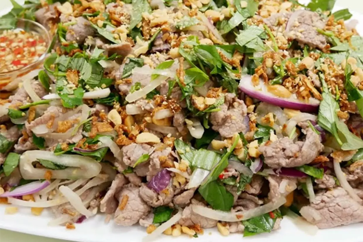 Gỏi bò rau răm chua cay đậm đà: Món khai vị thanh mát