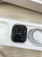 Đồng hồ thông minh Apple Watch SE GPS 44mm viền nhôm Xám dây cao su màu Đen MKQ63VN/A