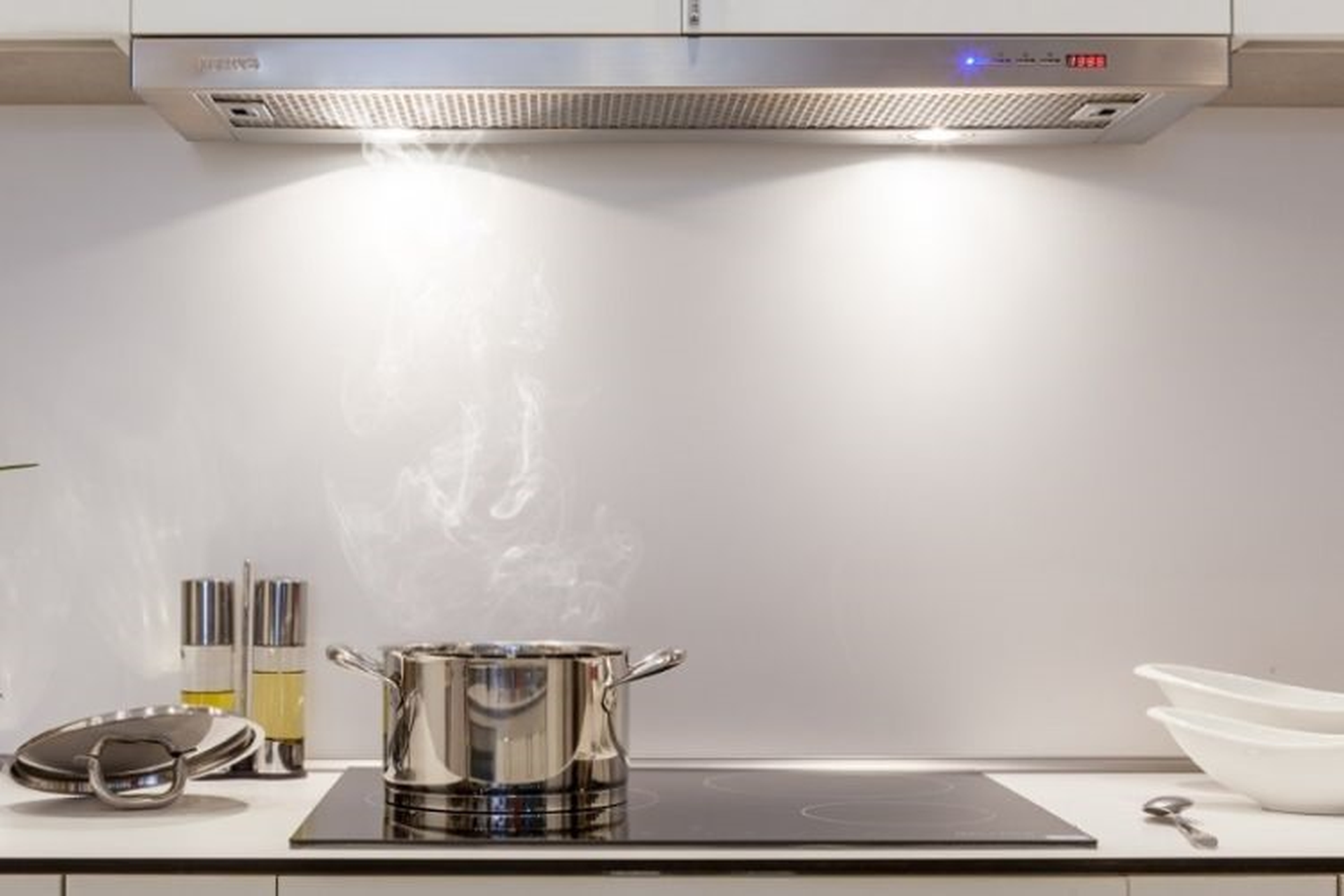 Máy hút mùi than hoạt tính là gì? Ưu, nhược điểm của thiết bị