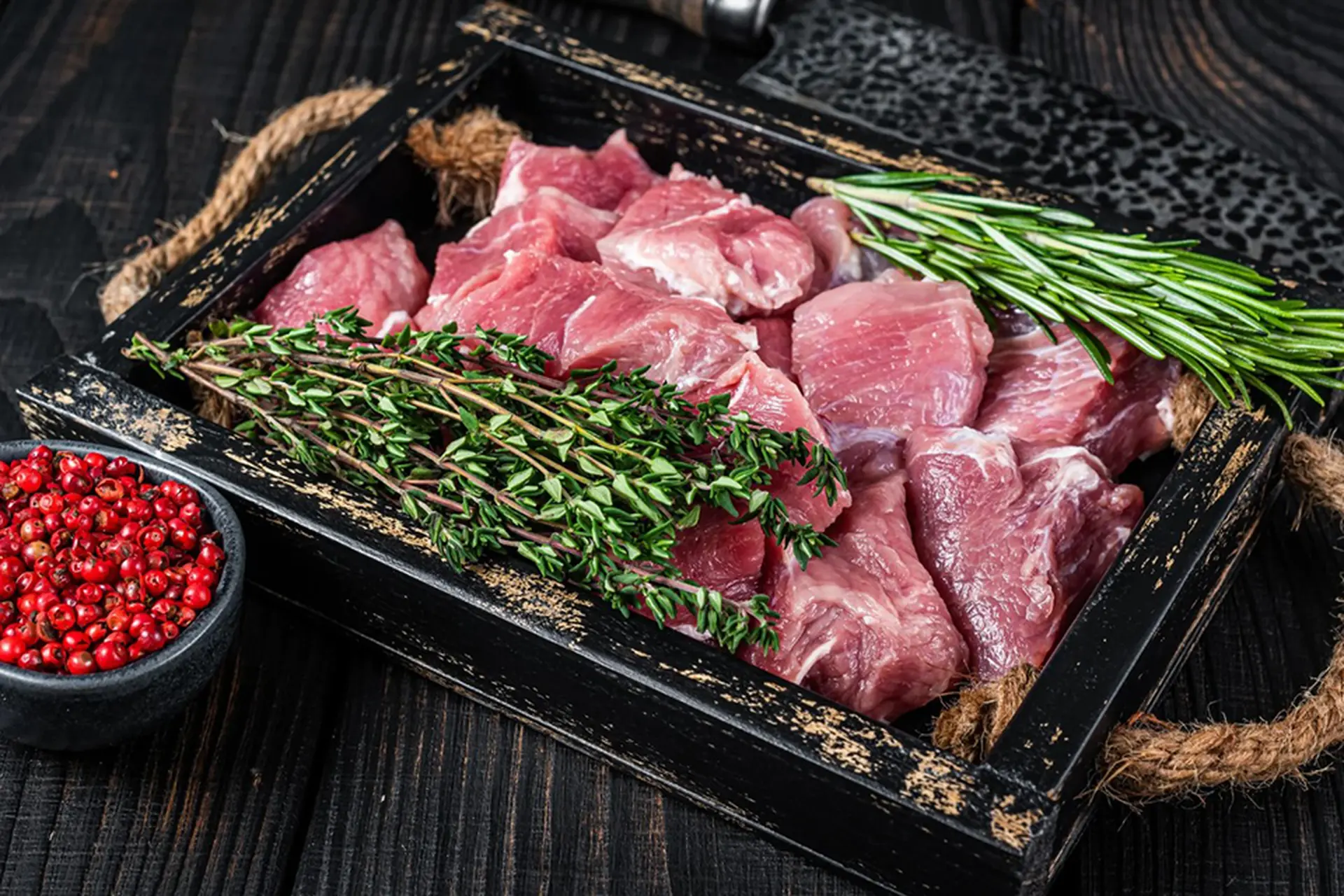 100g thịt nạc heo bao nhiêu calo? Giải mã lượng calo và cách ăn không lo béo