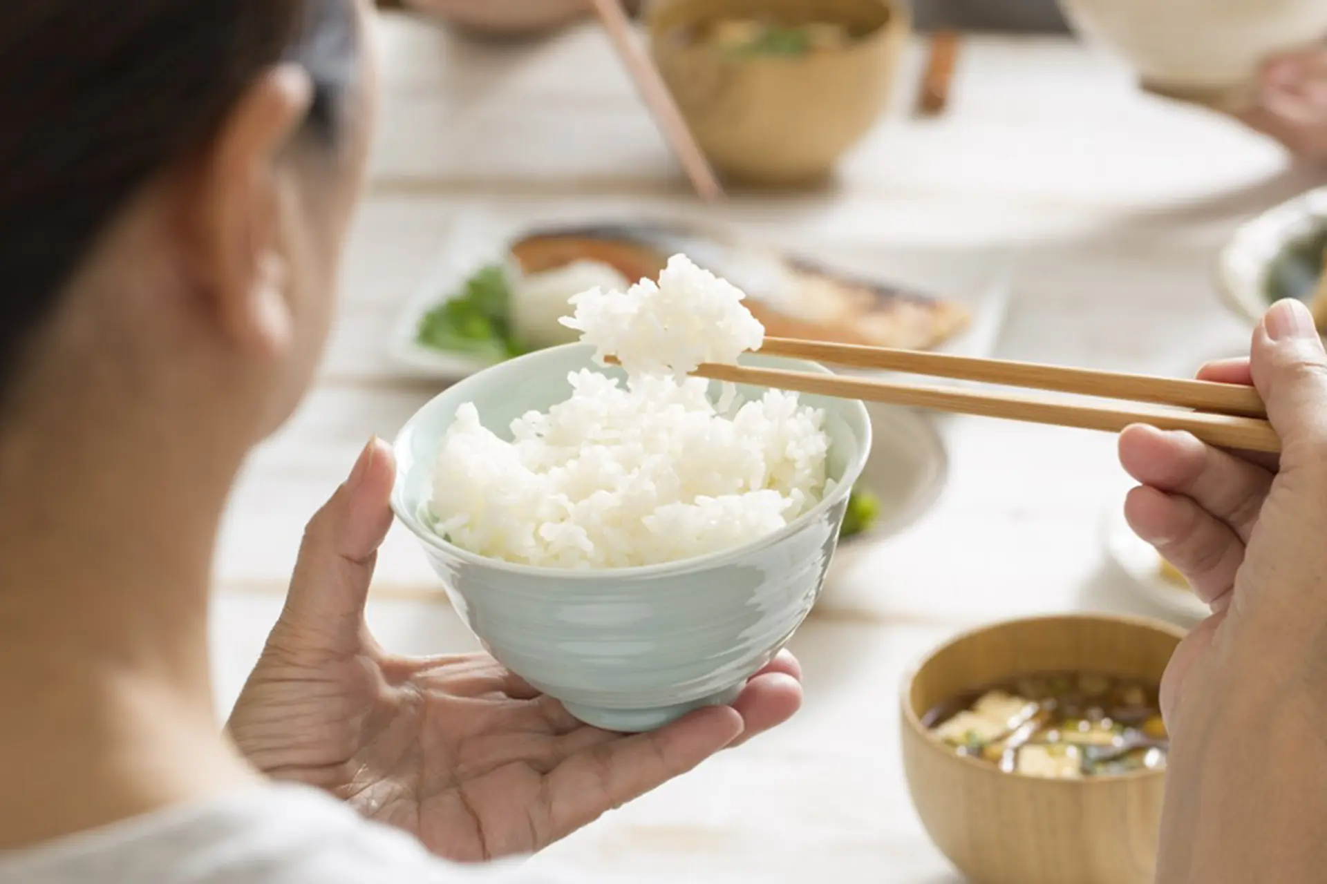 Góc giải đáp: 100g cơm bao nhiêu calo? Tìm hiểu lượng calo và bí quyết ăn cơm giữ dáng