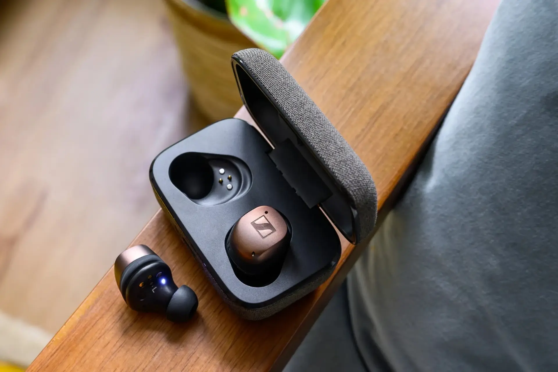 Đánh giá tai nghe Sennheiser Momentum True Wireless 4: "Ông vua" âm thanh có còn giữ vững ngai vàng trong năm 2025?