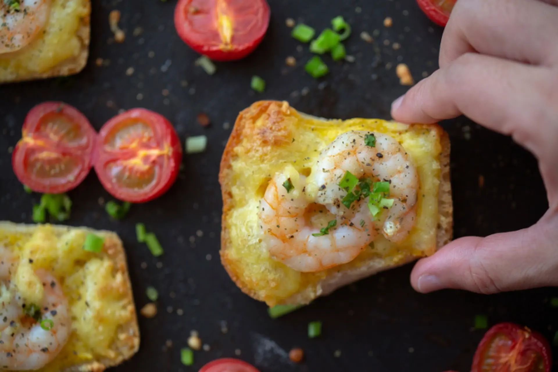 Thưởng thức bánh mì nướng tôm phô mai - món ăn ngon đậm đà hương vị biển cả