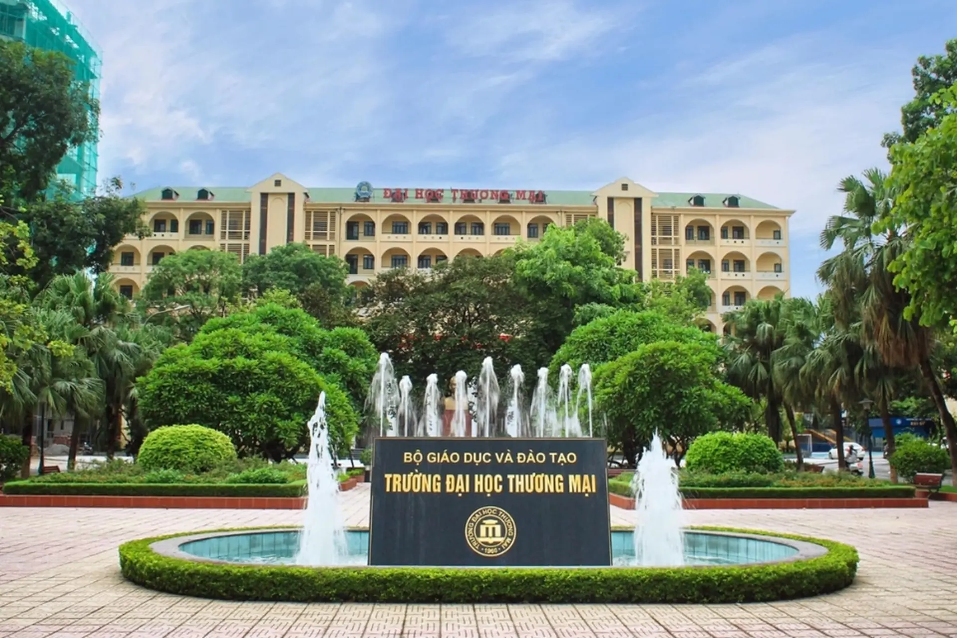 TMU là trường gì? Tất tần tật về Trường Đại học Thương mại - ngôi trường hàng đầu về kinh tế thương mại