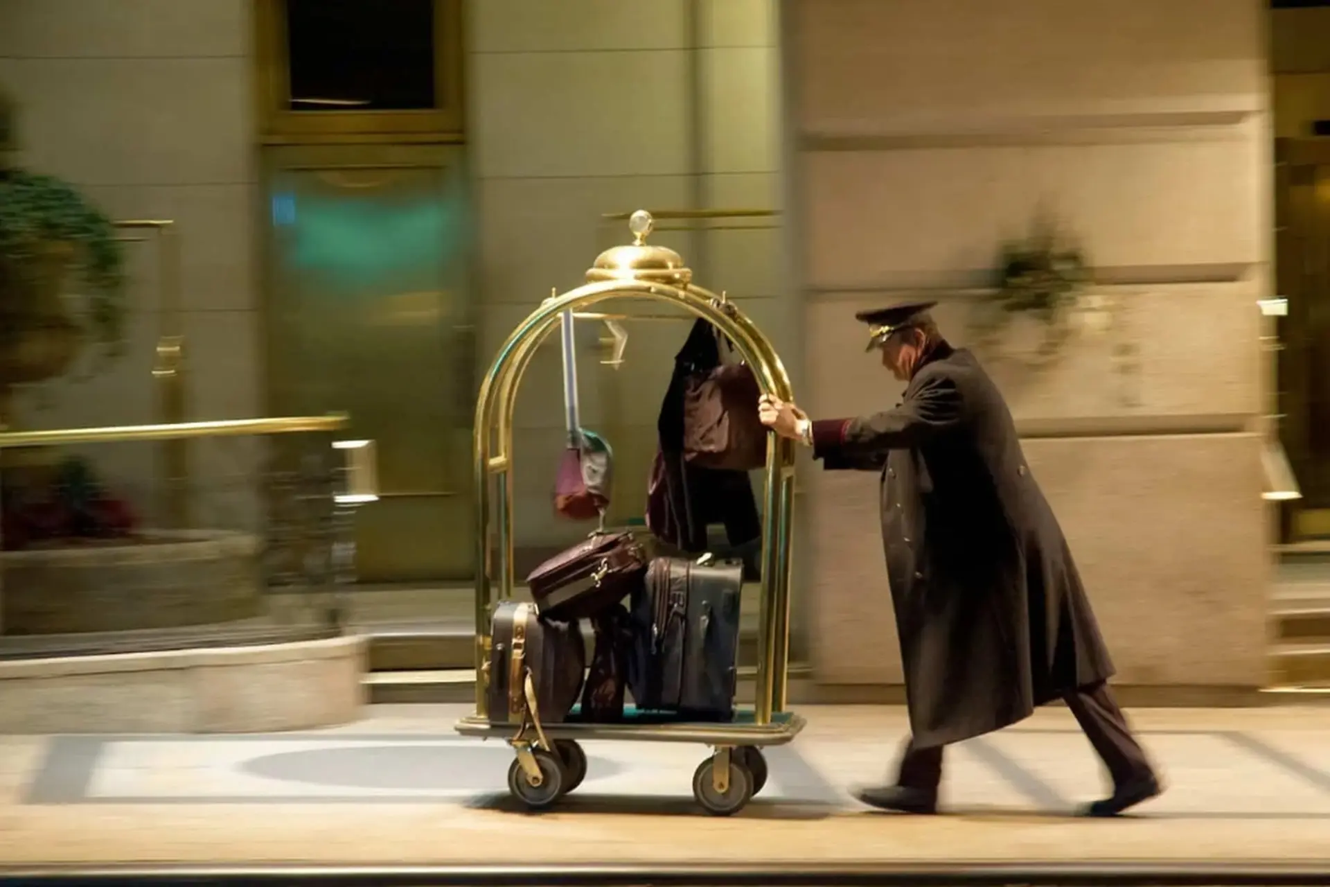 Bellman là gì? Khám phá vai trò quan trọng của Bellman trong ngành khách sạn và những điều thú vị bạn chưa biết