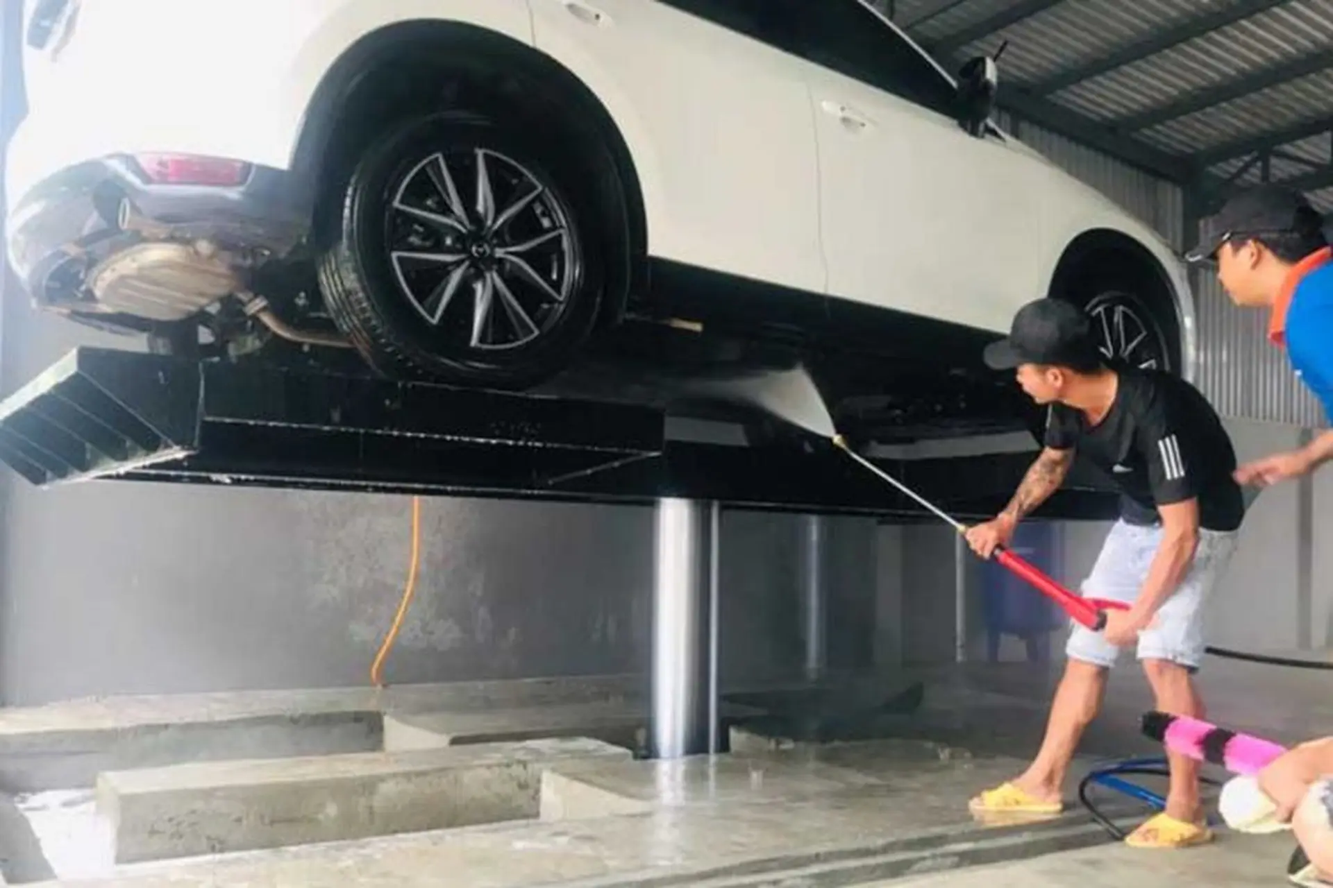 Cầu nâng rửa xe ô tô là gì? Tìm hiểu giải pháp tối ưu cho xưởng dịch vụ chuyên nghiệp