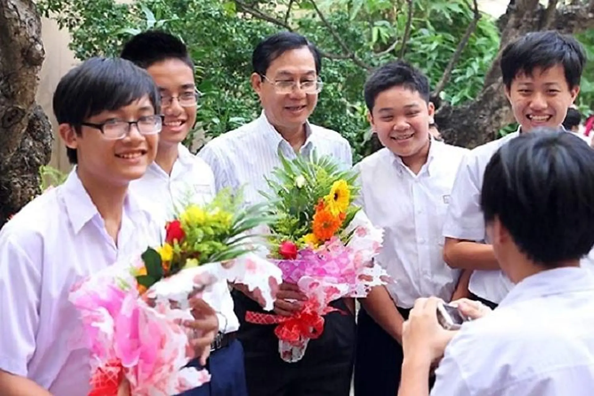20/11 tặng gì cho thầy giáo? Gợi ý 13 món quà ý nghĩa dành cho thầy của mình