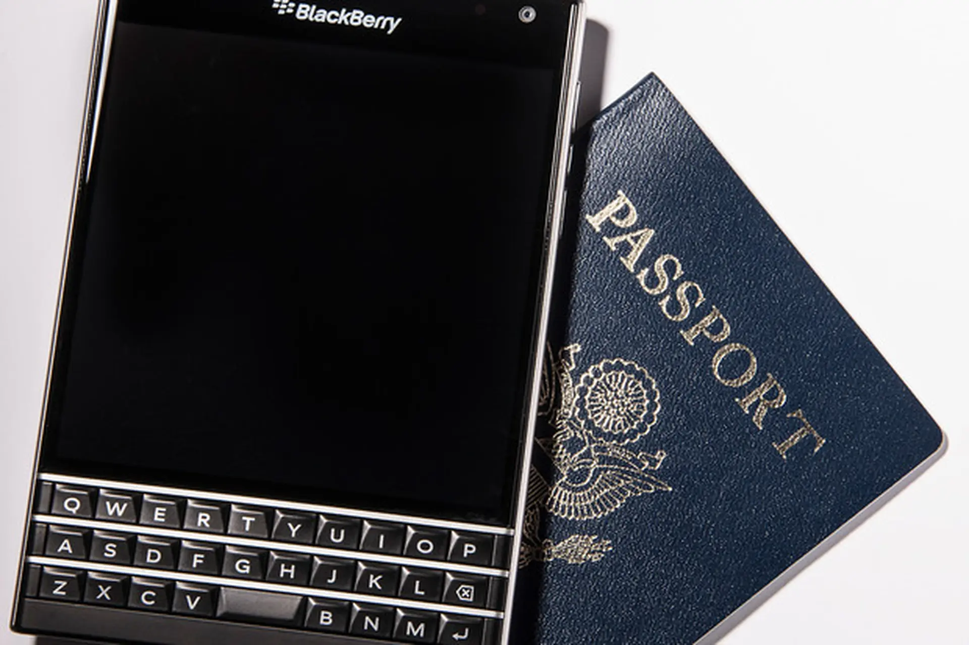Điện thoại thiết kế vuông có một không hai Blackberry Passport