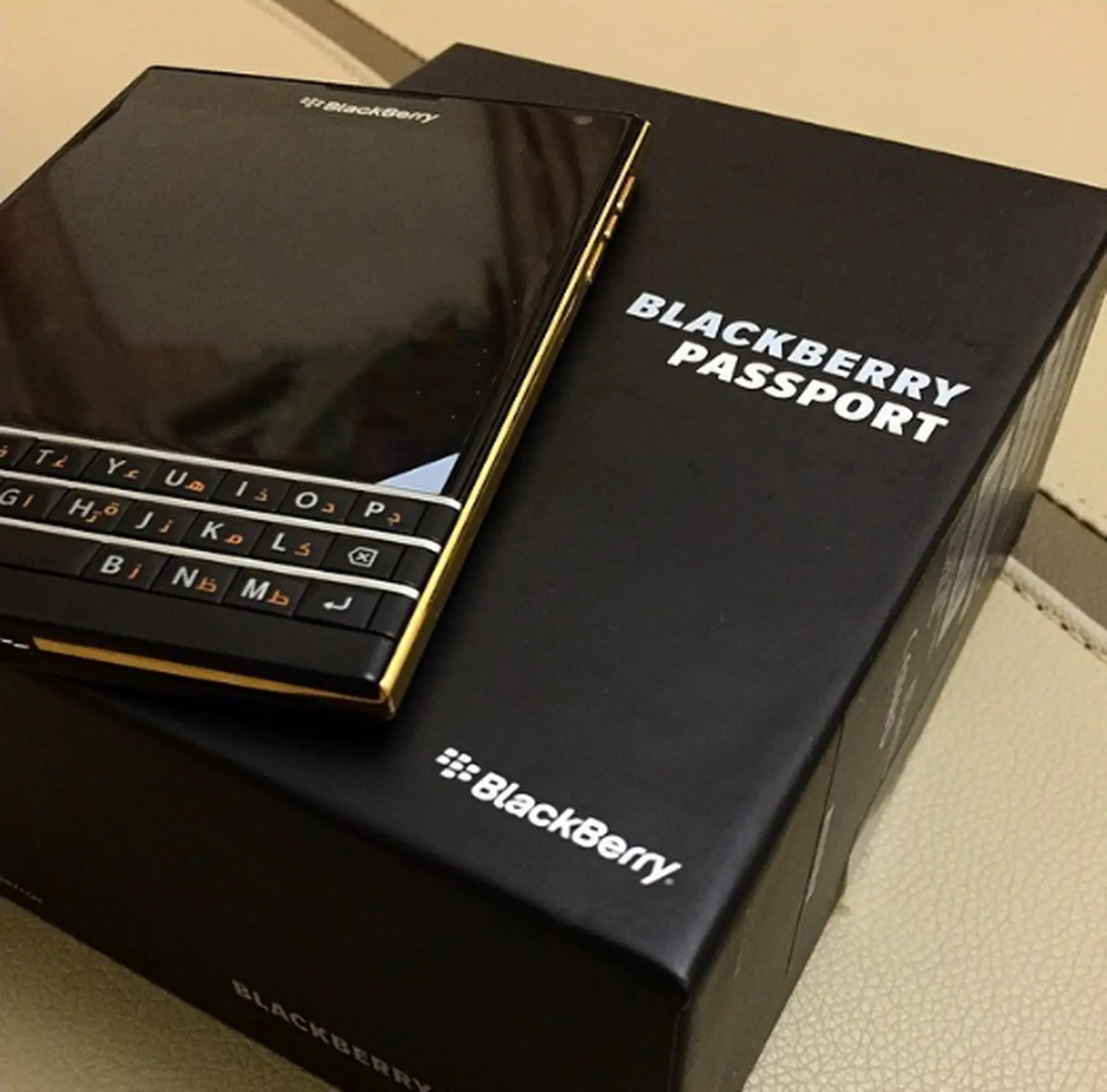 BlackBerry Passport phiên bản vàng đã được ra mắt
