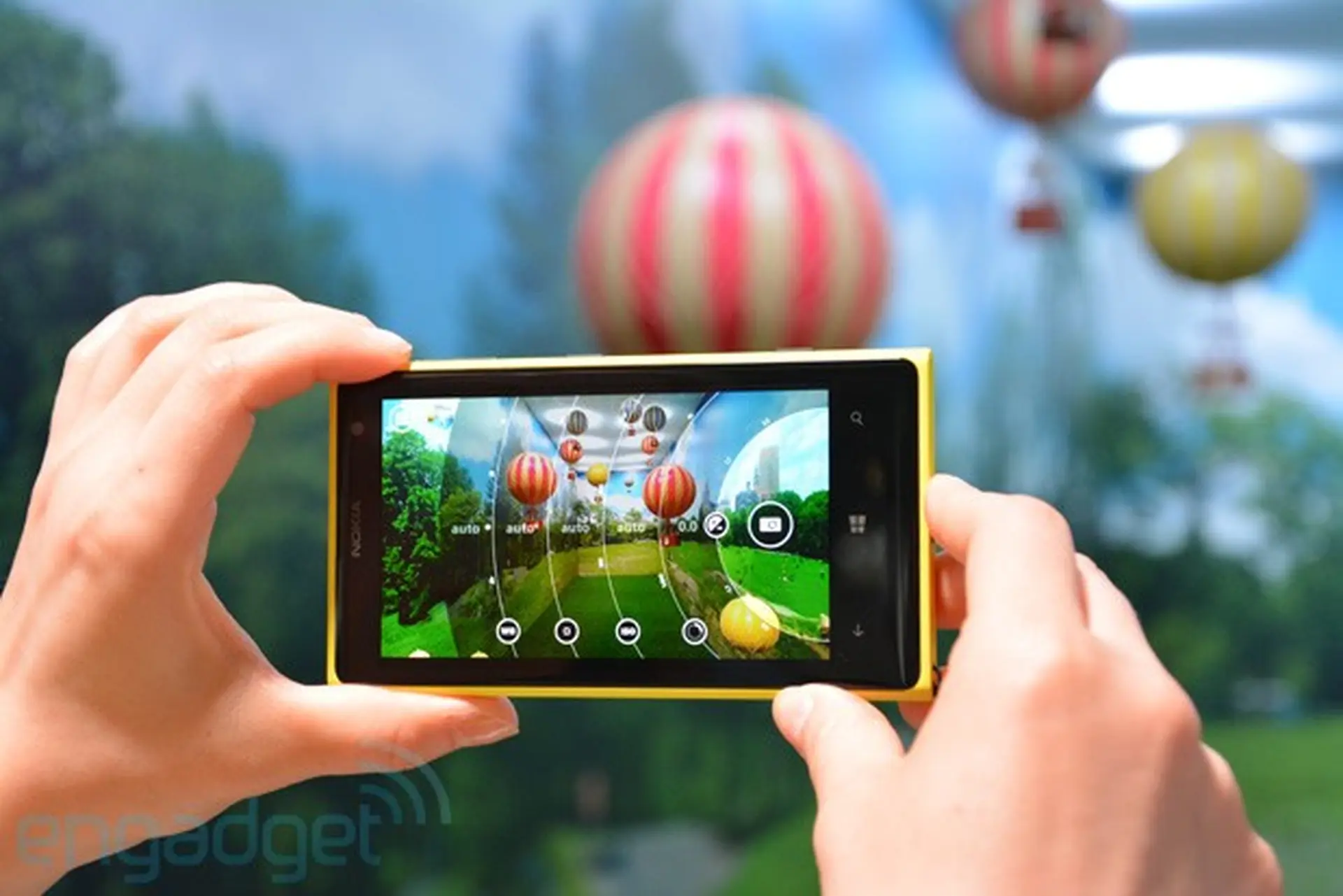 Top 4 điện thoại có camera chất lượng nhất năm 2014