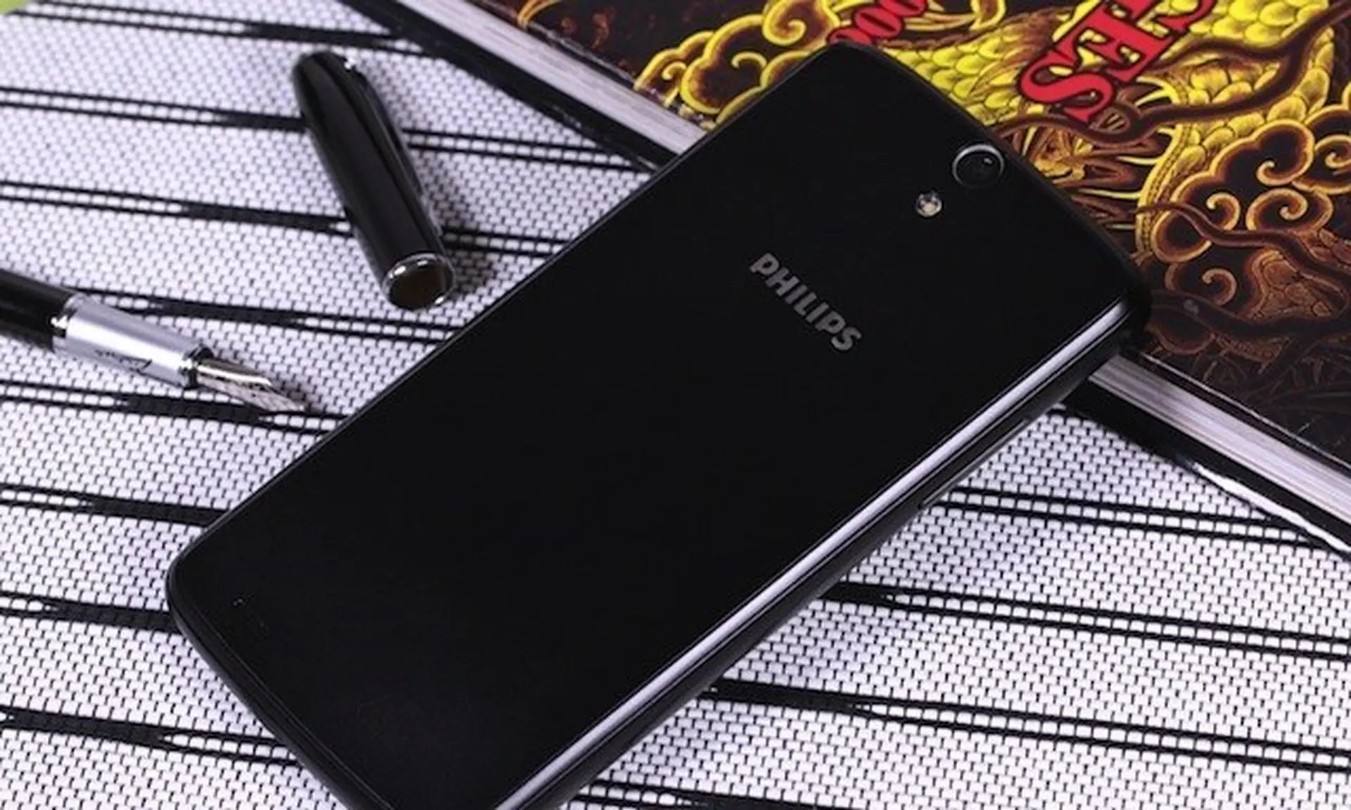 Smartphone Philips có pin chờ 2 tháng vừa được ra mắt tại Việt Nam