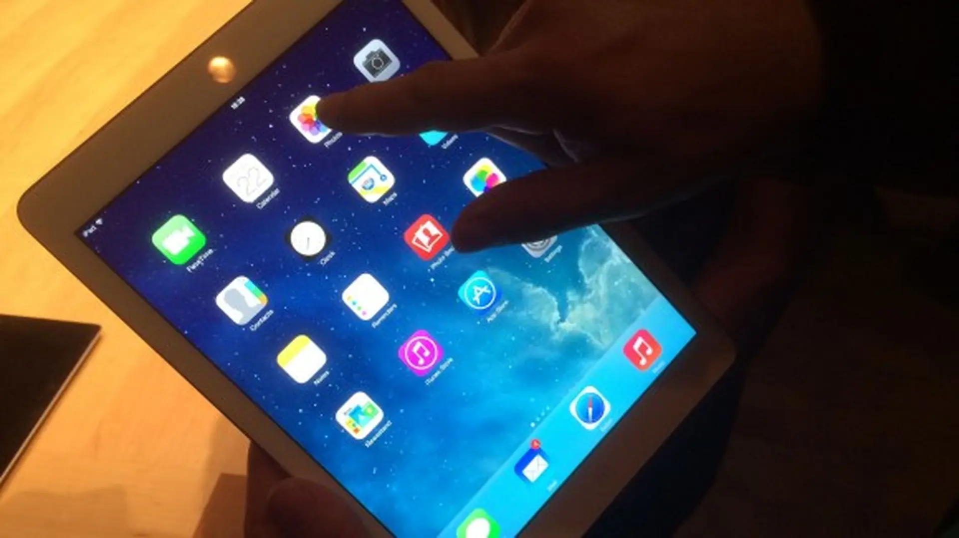 So sánh Samsung Galaxy Tab 8.9 với Apple iPad Air: thiết kế, màn hình 