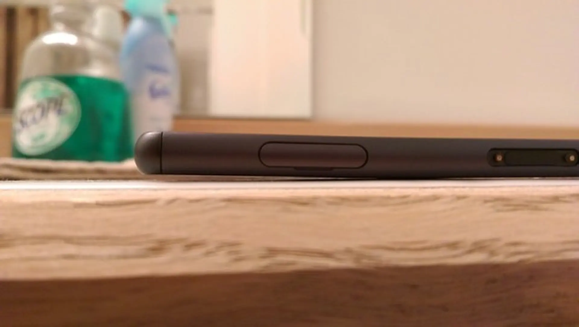 Sau iPhone 6 Plus, Xperia Z3 cũng dính ghi án dễ bị bẻ cong