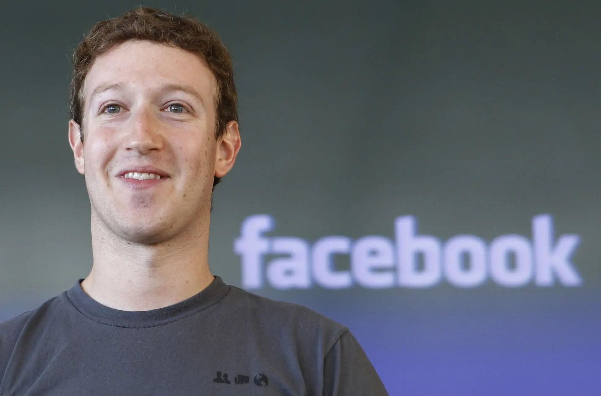 Vì sao CEO Facebook thường xuyên mặc áo phông xám?