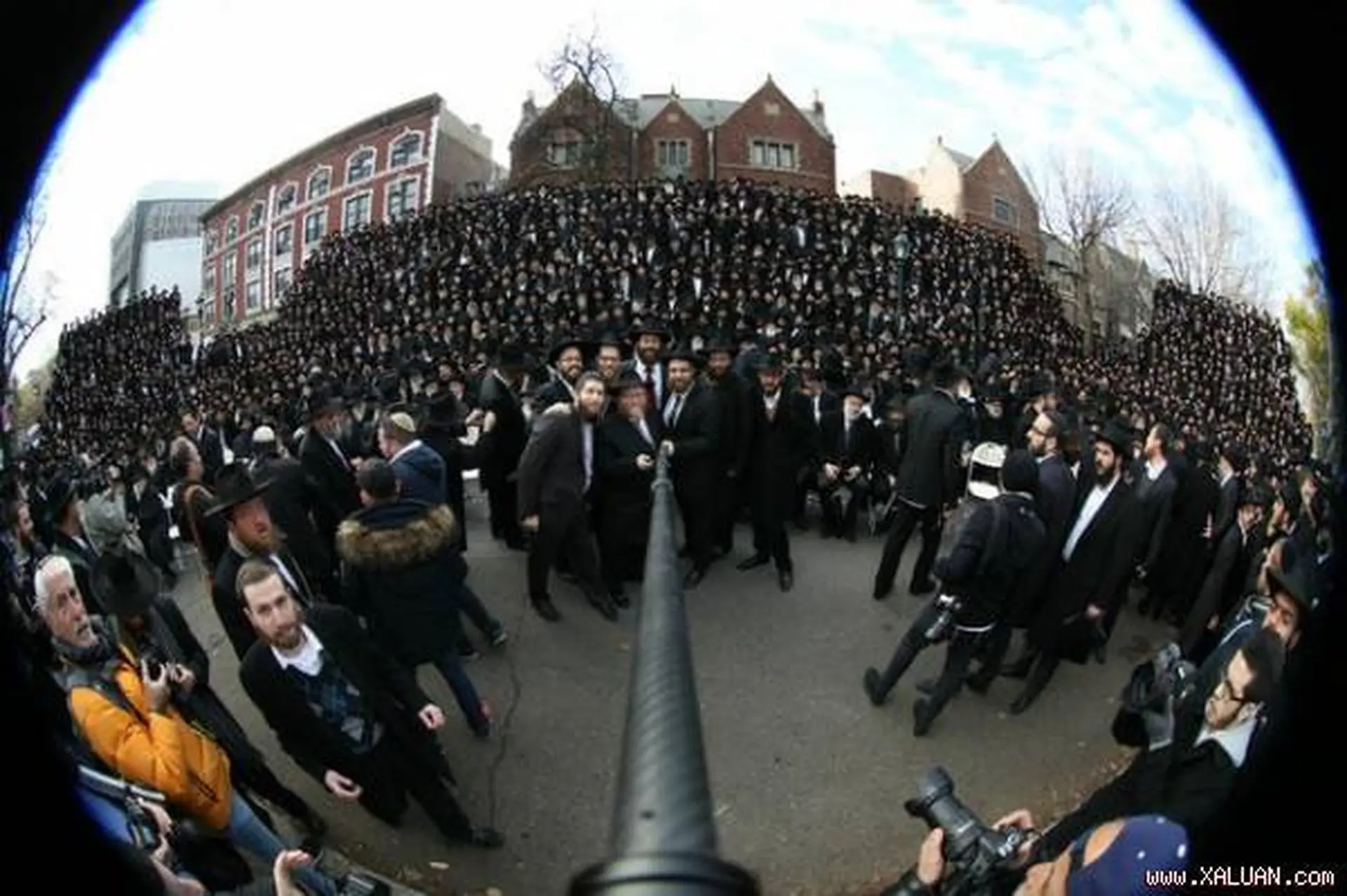 Gậy selfie – Thiết bị không thể thiếu của giới trẻ Anh