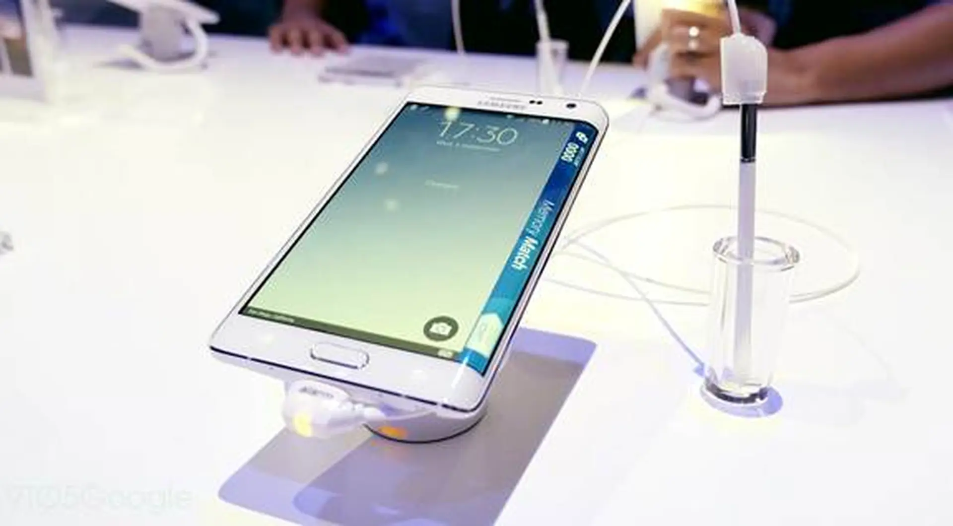 Samsung Galaxy Note EDGE sẽ được xuất xưởng vào ngày 12 tháng 12 tới tại Anh