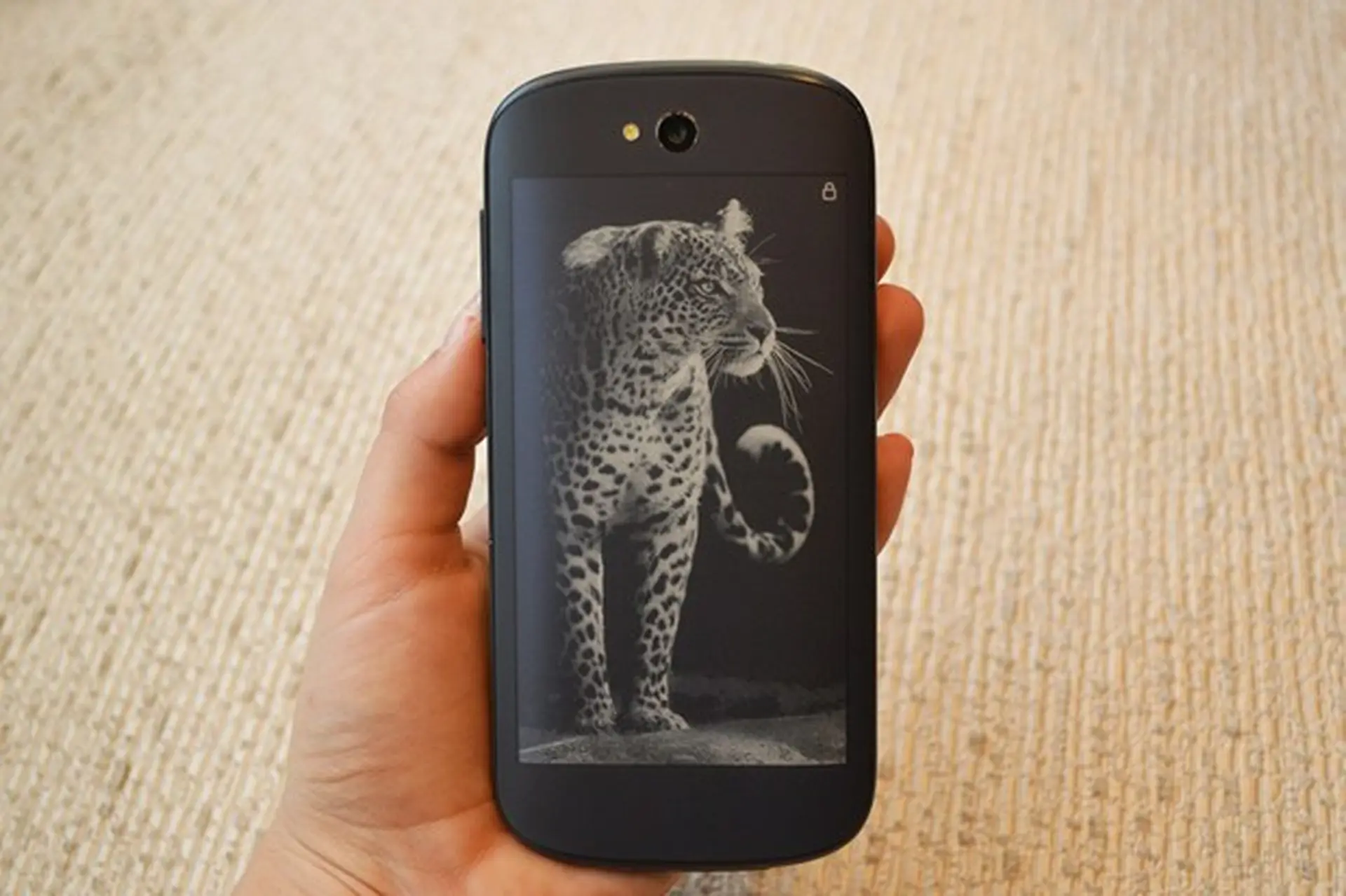 Trên tay điện thoại Yotaphone 2