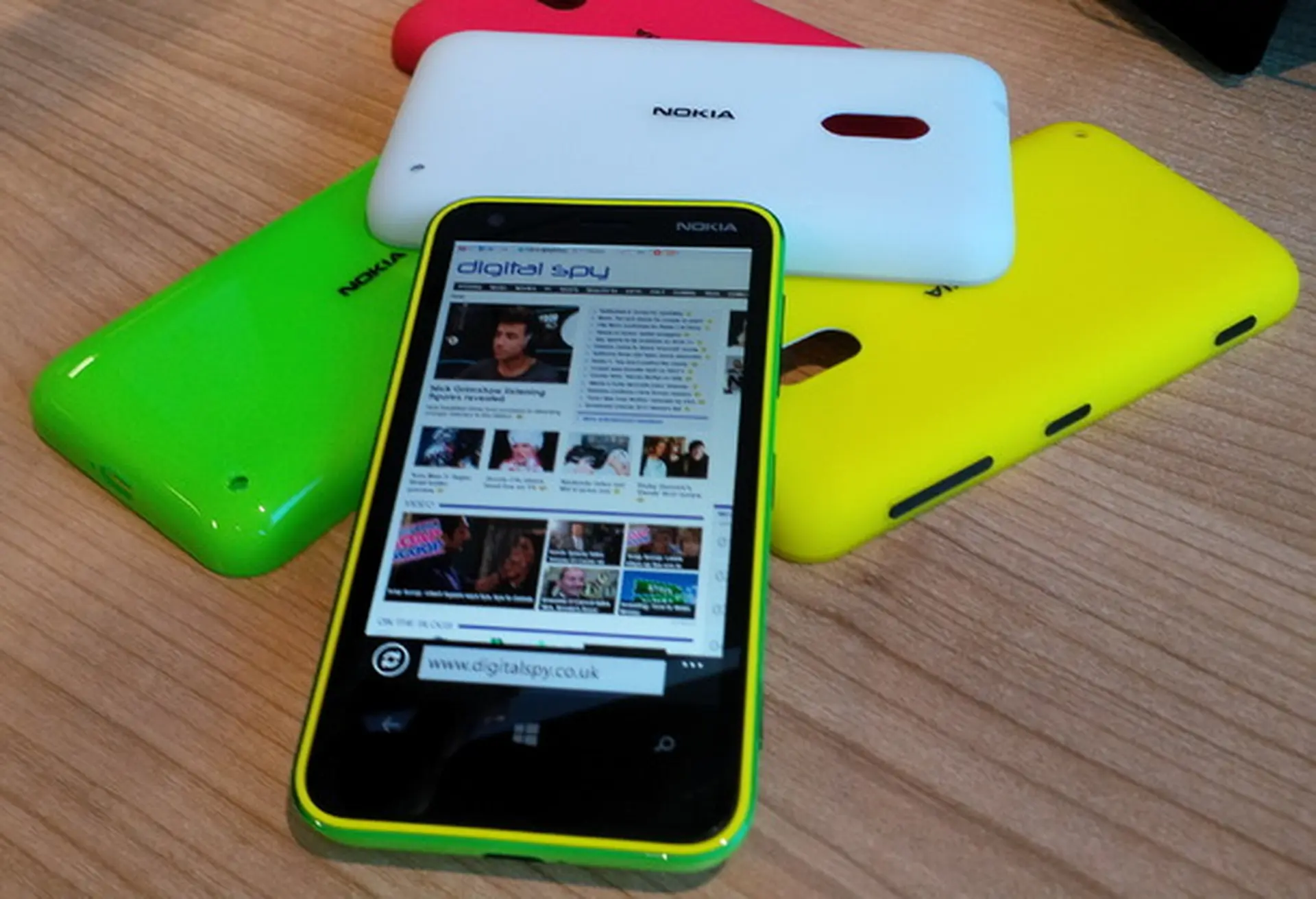 Đánh giá Lumia 620 - Màn hình và hiệu năng hoạt động
