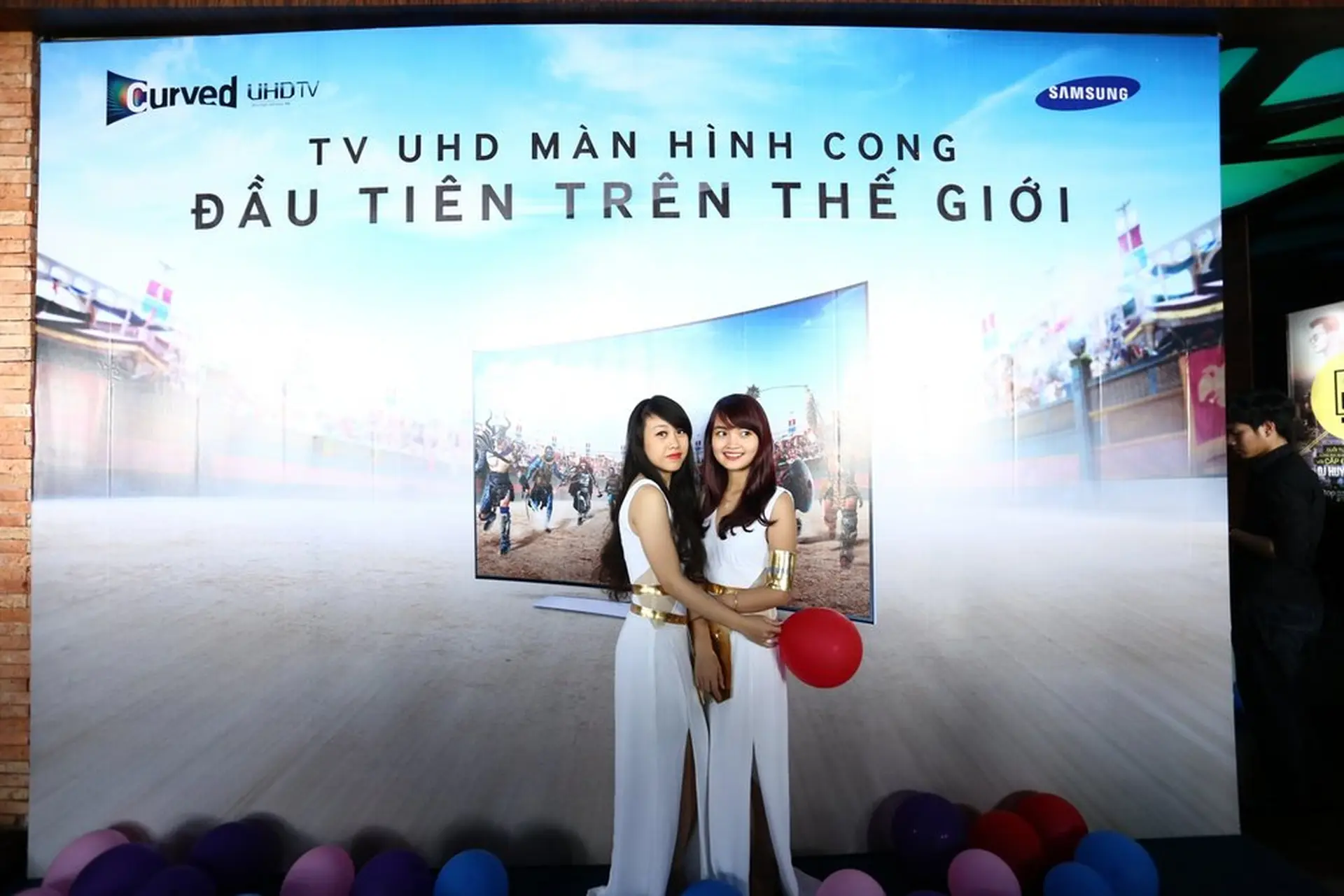 Samsung tổ chức buổi trải nghiệm TV UHD màn hình cong tại Hà Nội