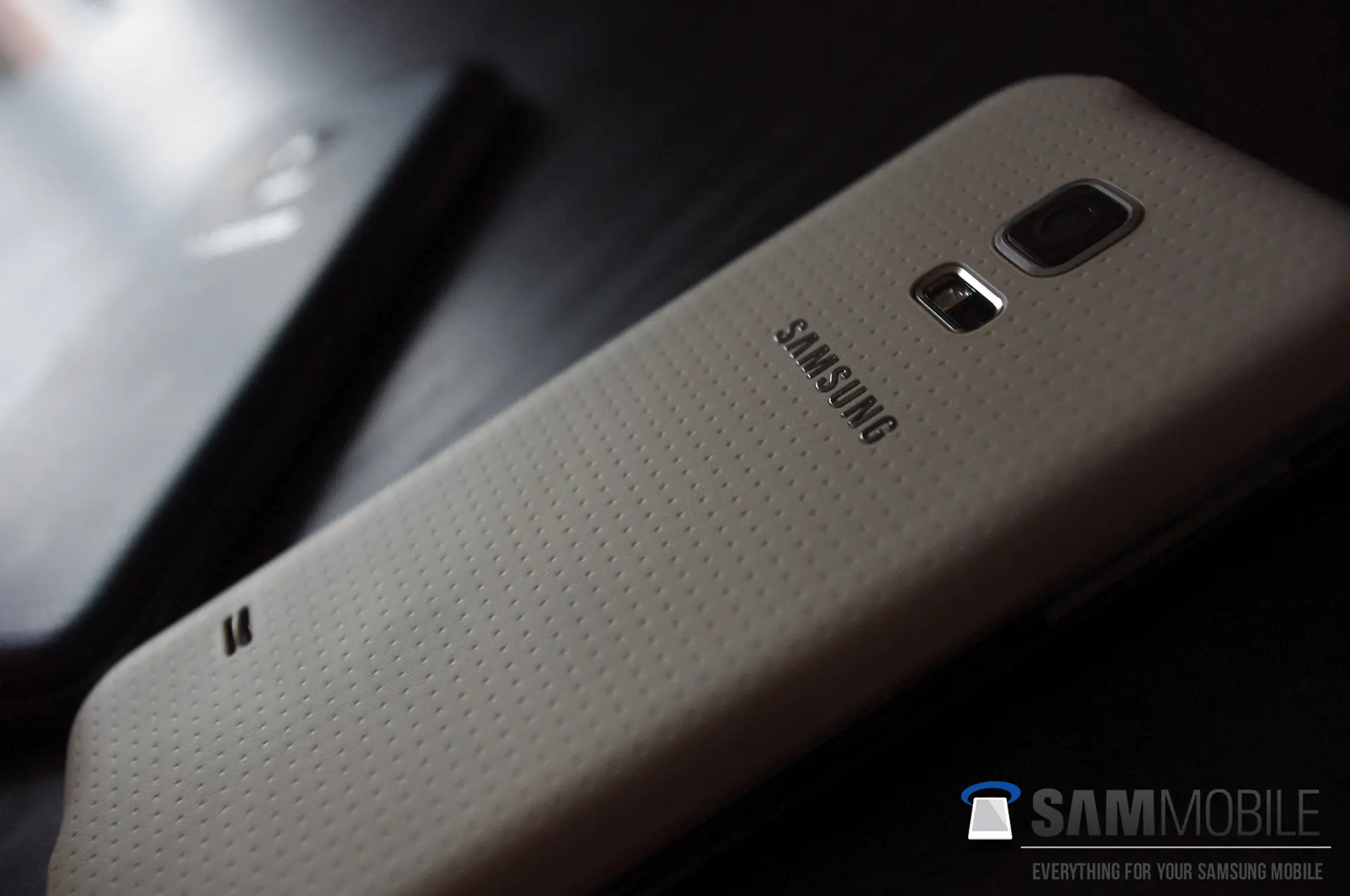 Lộ "ảnh nóng" của Samsung Galaxy S5 mini