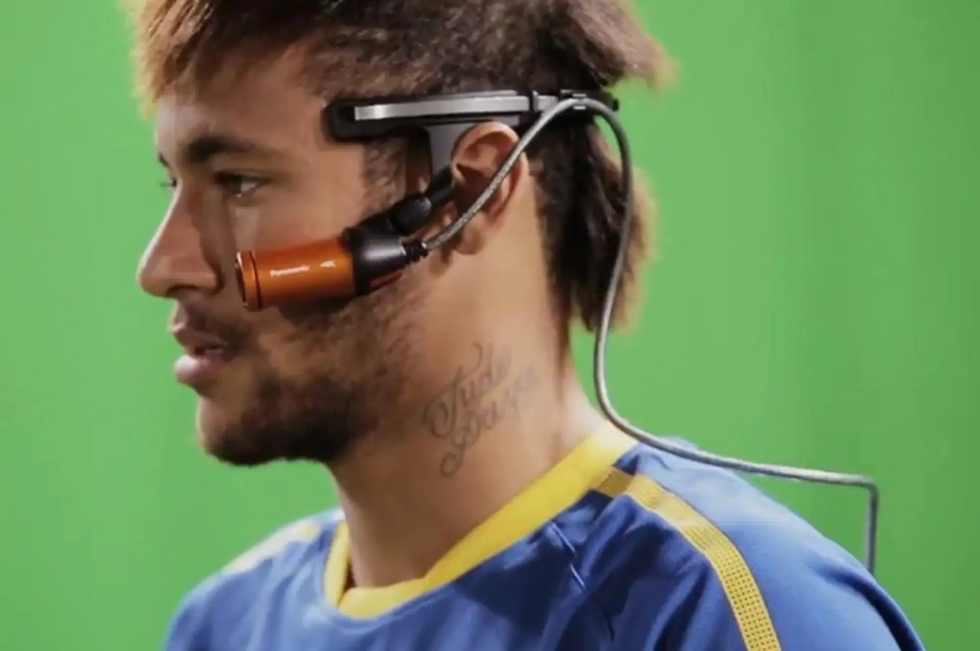 Neymar quảng cáo máy quay video 4K đeo tai của Panasonic