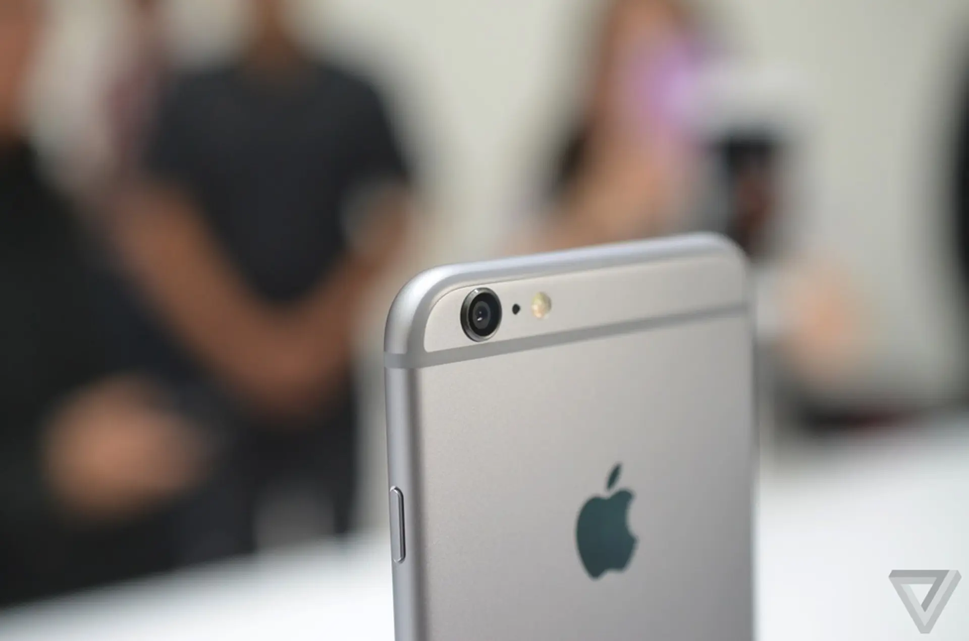 Choáng với kích thước khổng lồ của iPhone 6 Plus