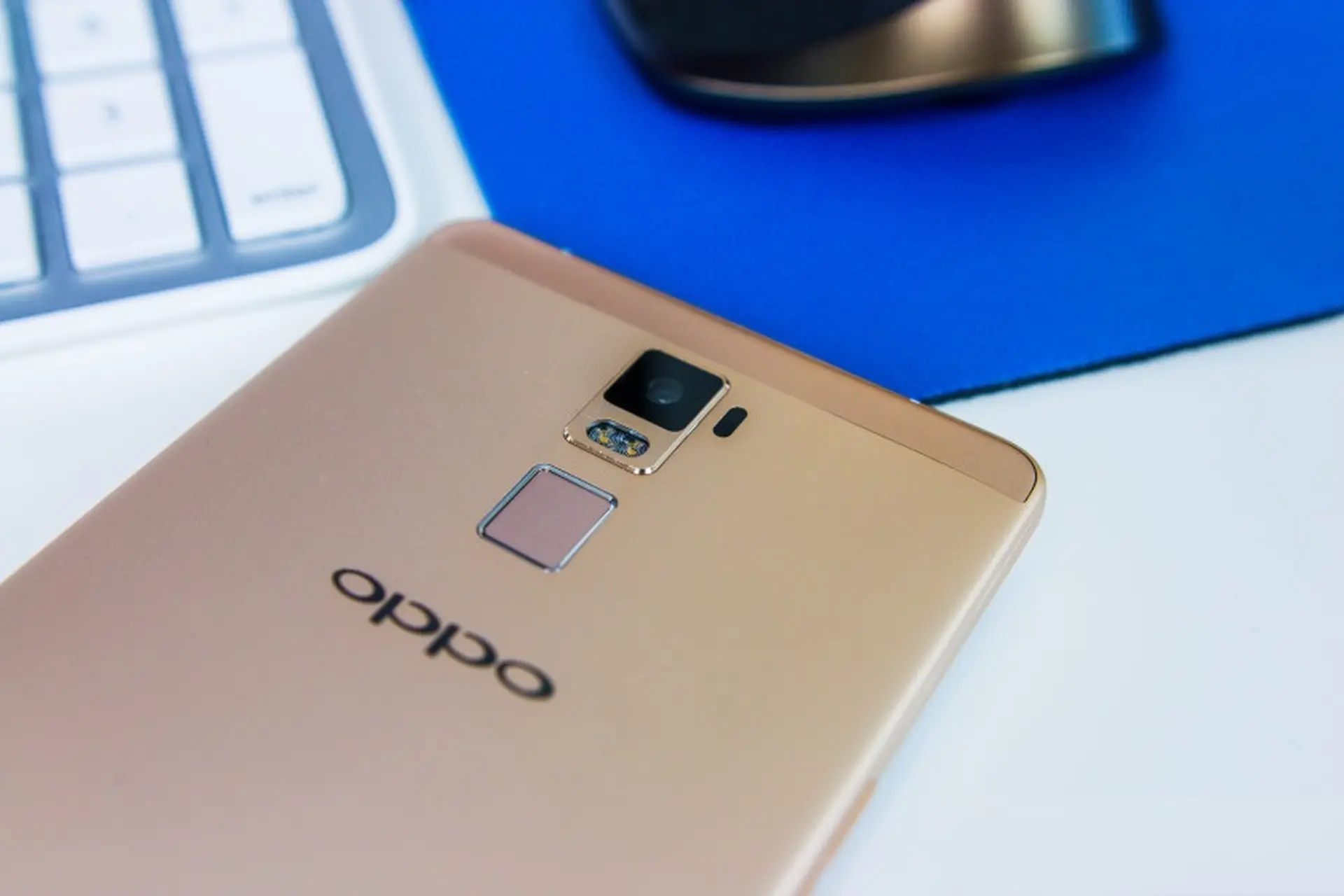 OPPO R7s sẽ được giới thiệu vào ngày 18/10 với nâng cấp về màn hình và pin