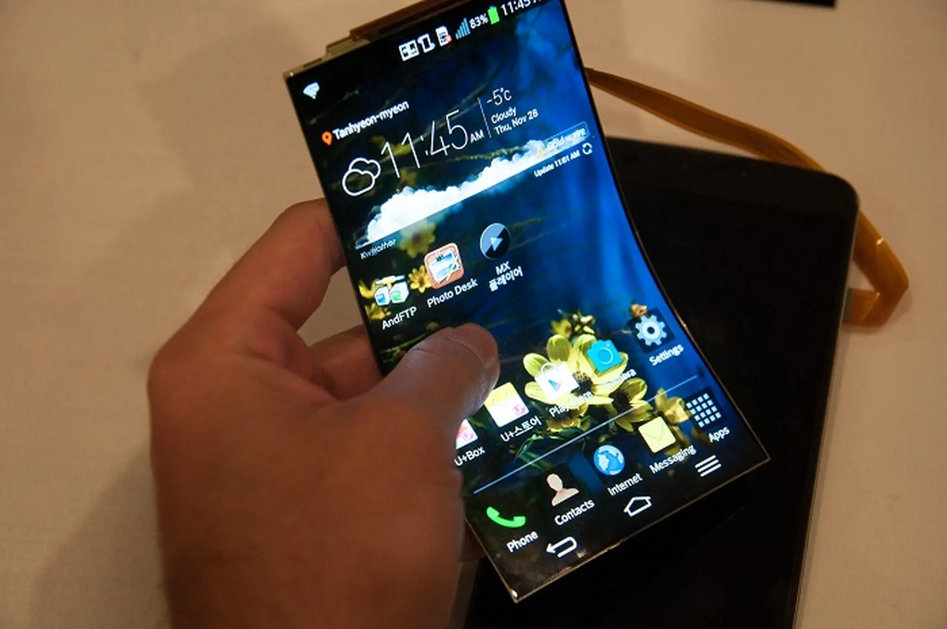 Samsung, LG sắp ra mắt smartphone màn hình gập cong được