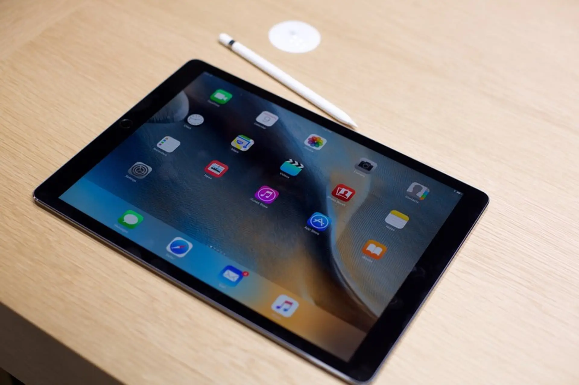 iPad Pro giá từ 799 USD sẽ lên kệ vào đầu tháng 11, cùng với Apple Pencil và Smartkeyboard