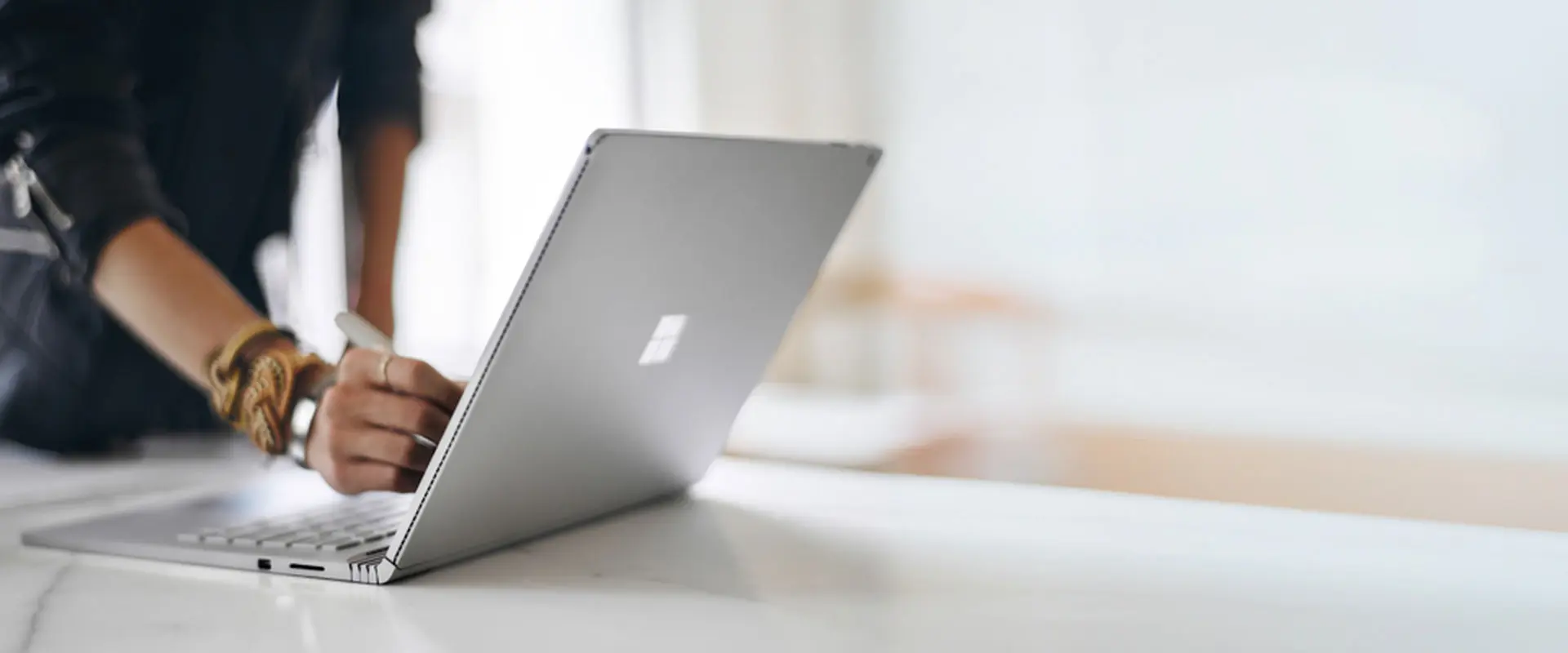 Microsoft ra mắt Surface Book màn hình 13.5 inch có giá từ 1.499USD