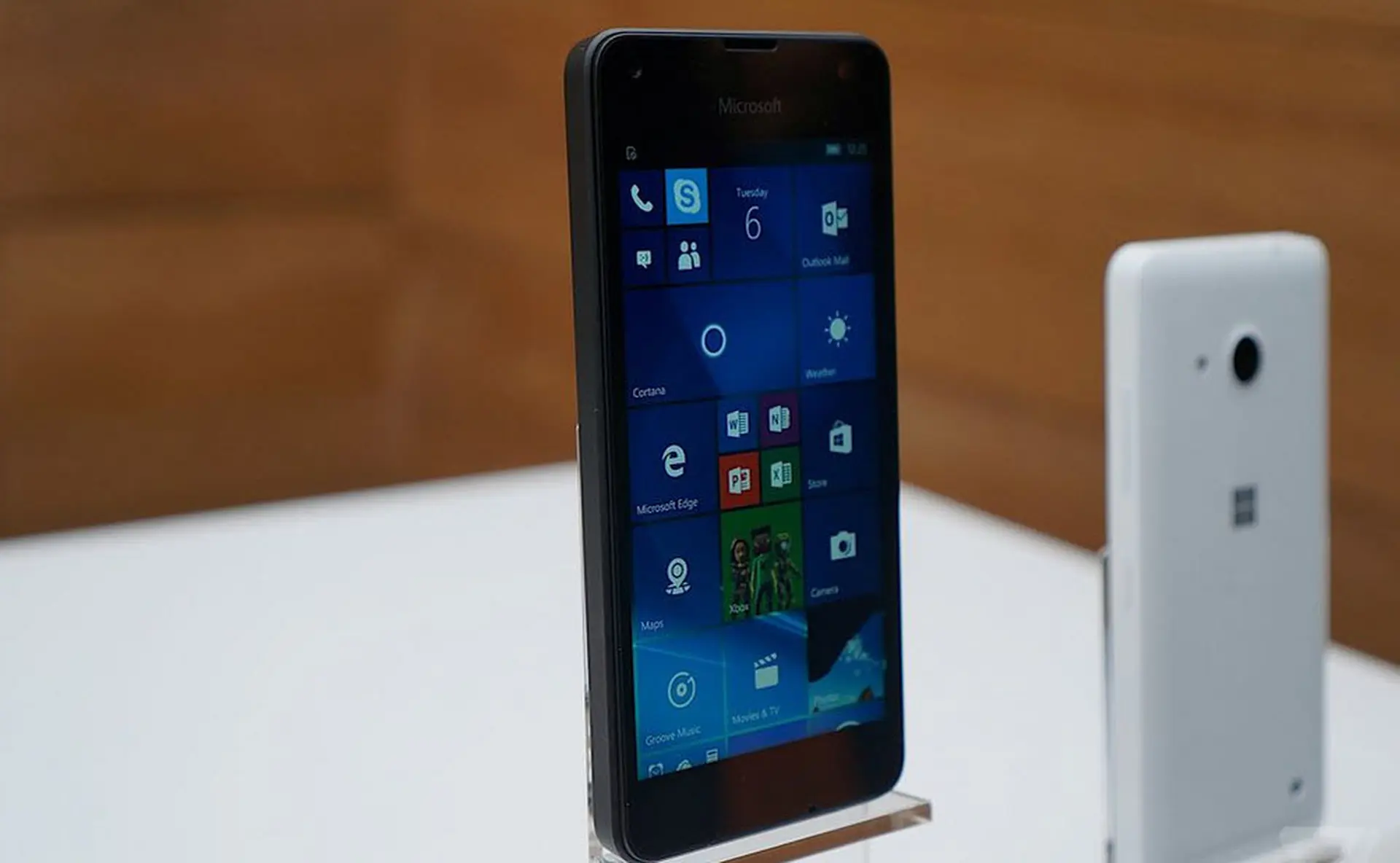 Trên tay smartphone giá rẻ Microsoft Lumia 550