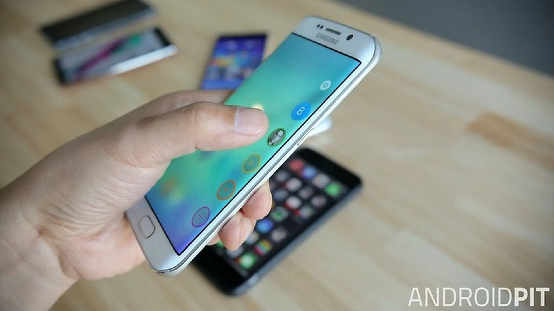 Samsung bổ sung màn hình cảm ứng lực, cổng sạc tốc độ cao trên Galaxy S7 