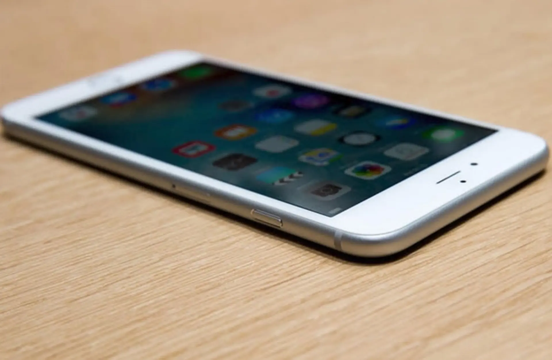 iPhone 6s có giá 1 USD tại thị trường Mỹ