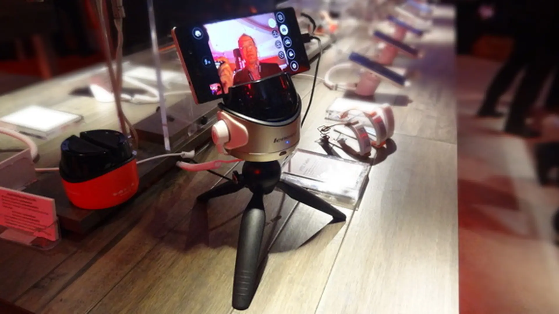 Robot phục vụ nhu cầu Selfies tới từ Lenovo
