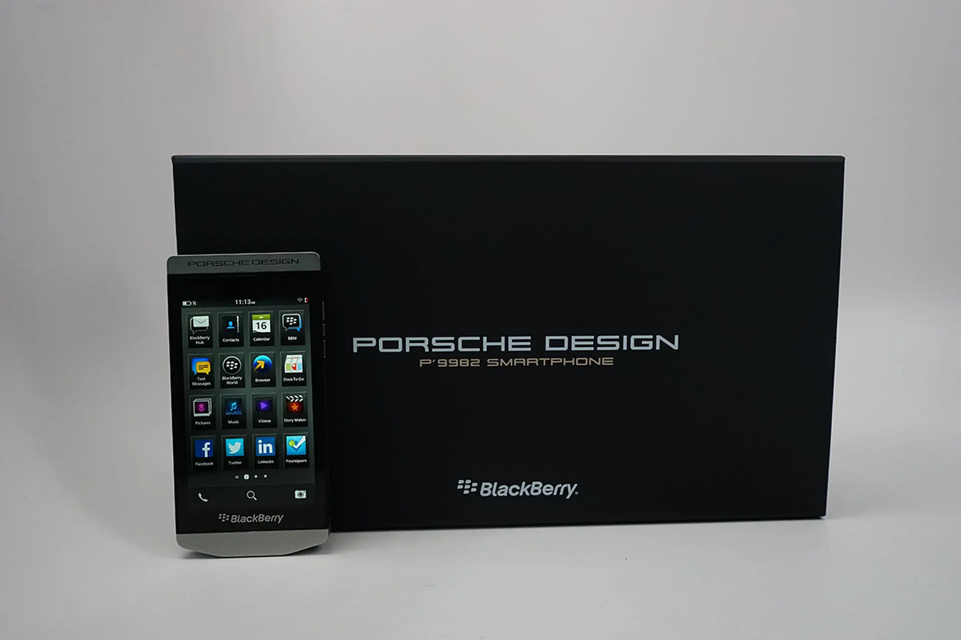 Ngắm nhìn Blackberry Porsche Design P9982 tại Việt Nam
