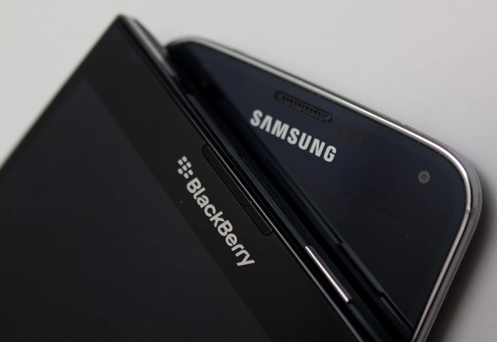 Samsung bác bỏ thông tin mua lại Blackberry, chỉ mở rộng quen hệ hợp tác