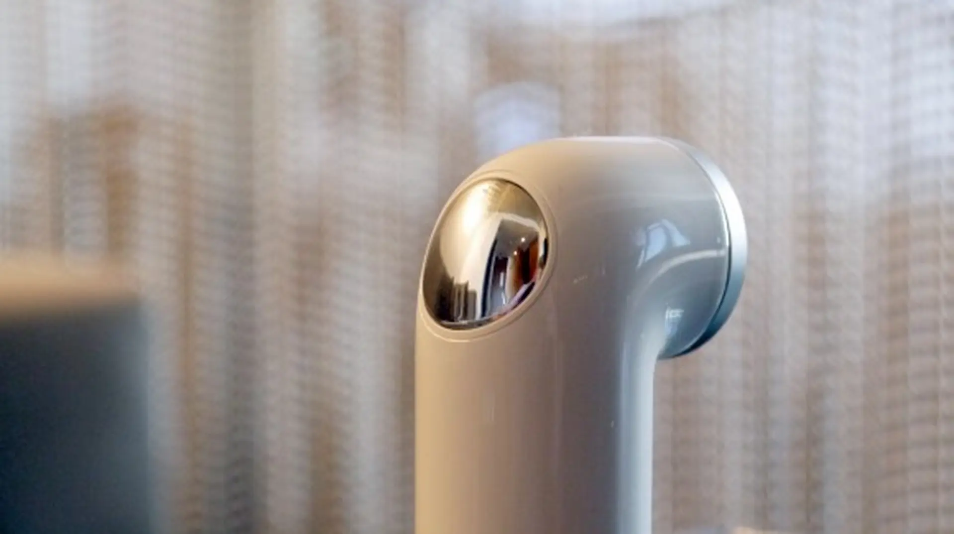 Trên tay chiếc camera HTC RE