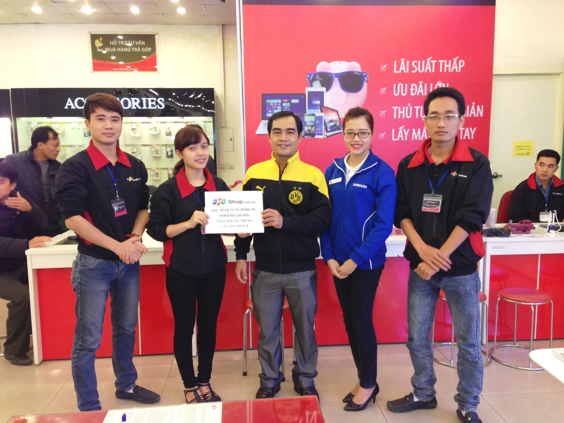 Lộ diện 2 khách hàng đầu tiên trúng thưởng Galaxy Note 4 tại FPT Shop