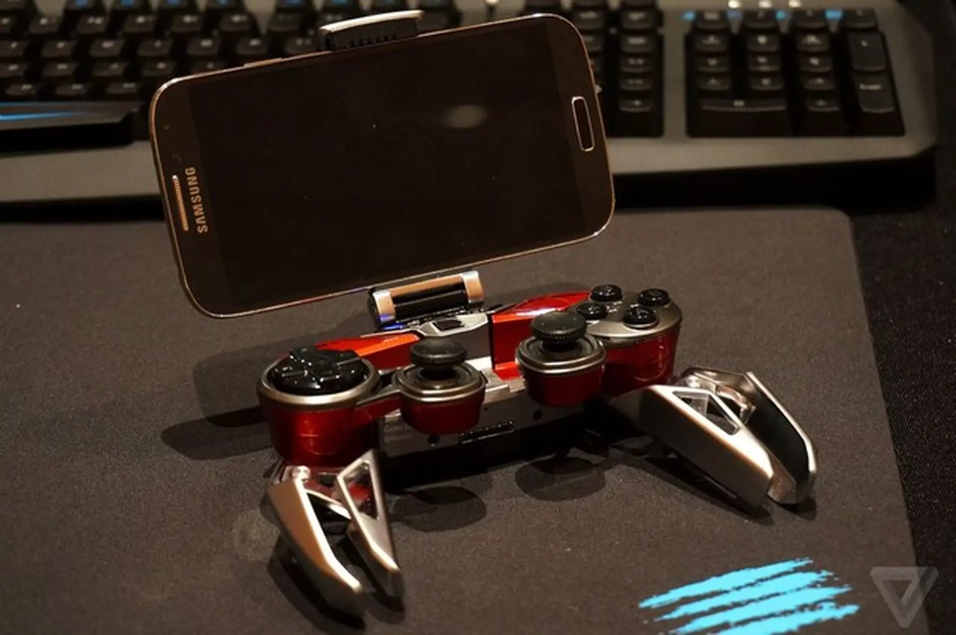 Tay cầm chơi game của Mad Catz, giá 6,3 triệu đồng