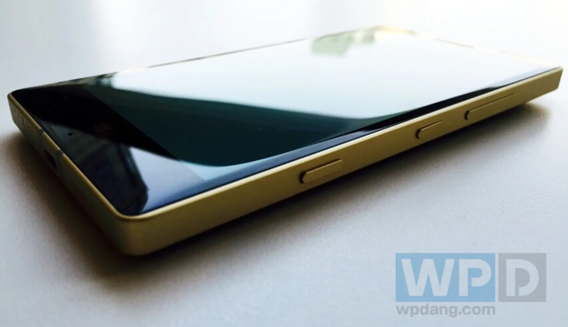 Nokia Lumia 930 sang trọng và thời trang với phiên bản có khung viền kim loại màu gold