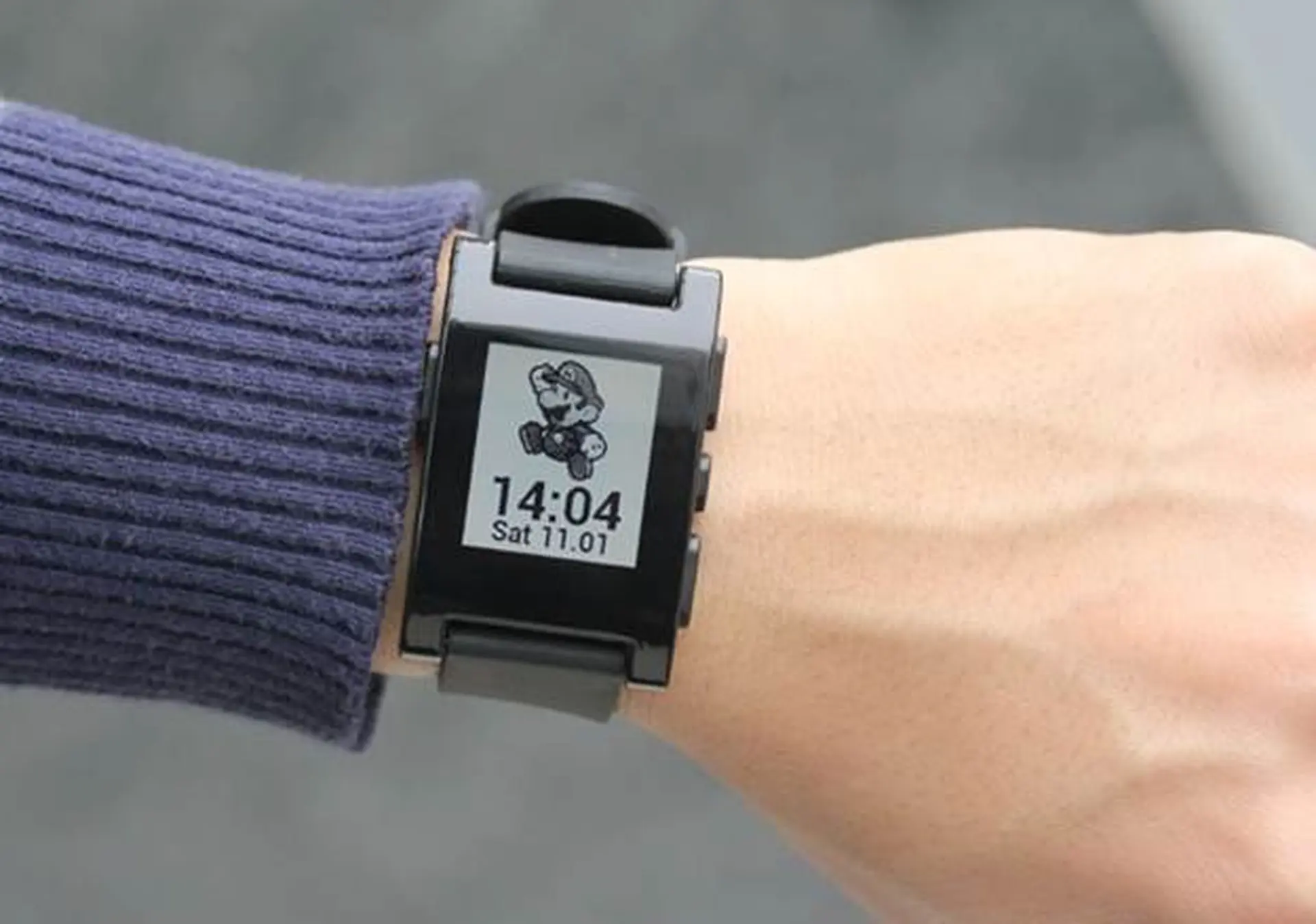 Thiết kế và phần cứng của smartwatch Pebble có gì đặc biệt?