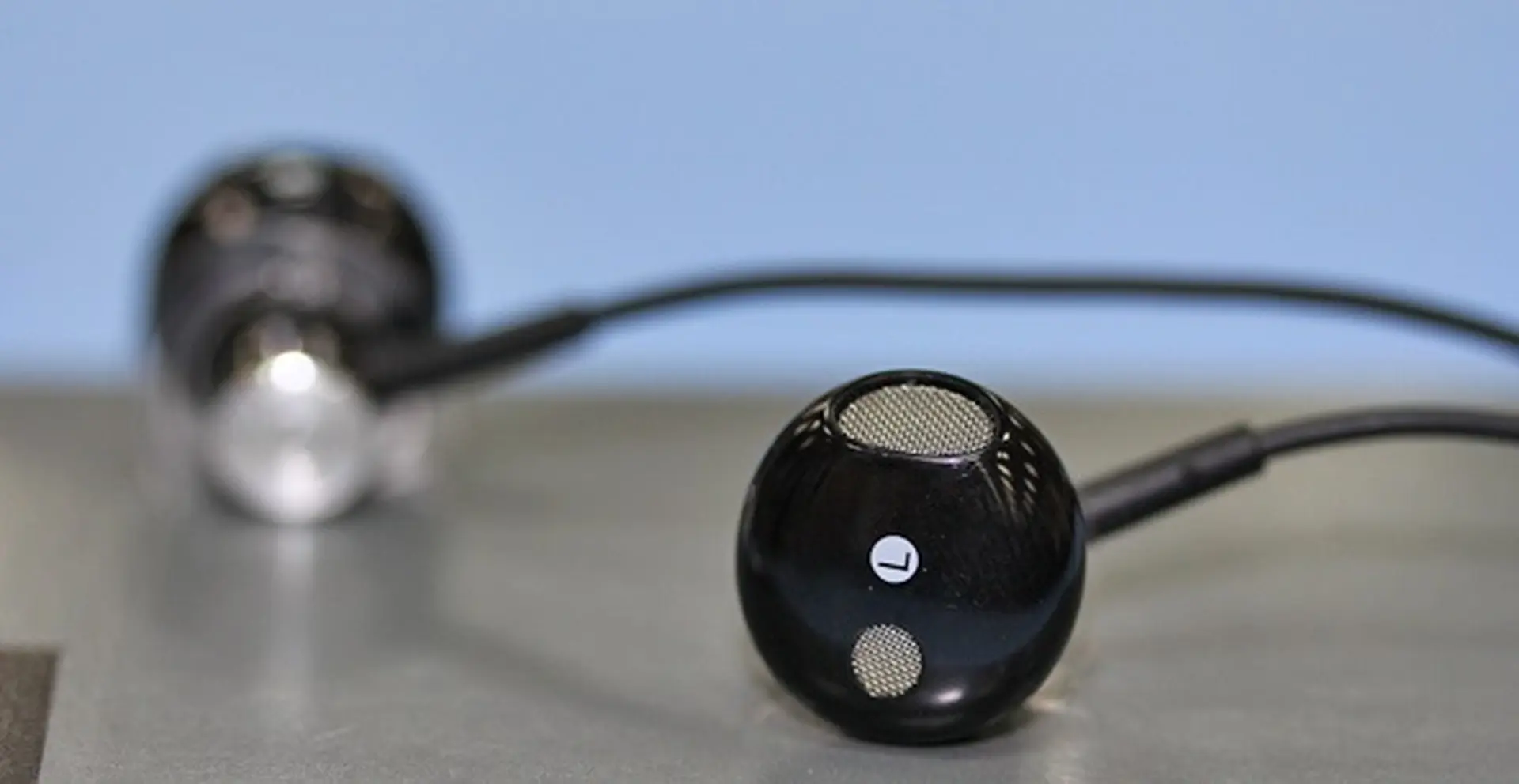 Đánh giá thiết kế tai nghe Sony STH30