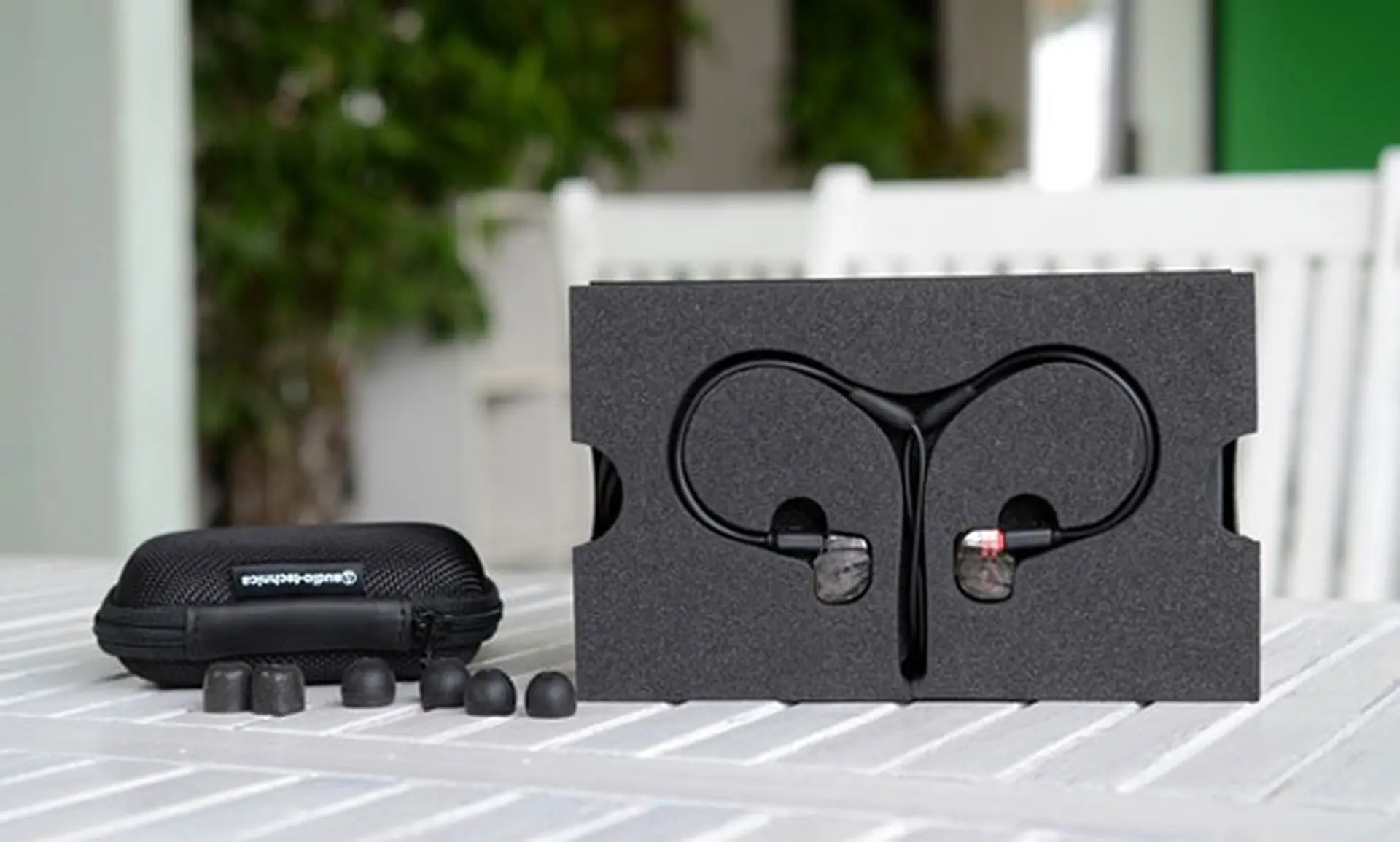 Phụ kiện và thiết kế của bộ đôi in-ear Audio Technica ATH-IM01 và ATH-IM02