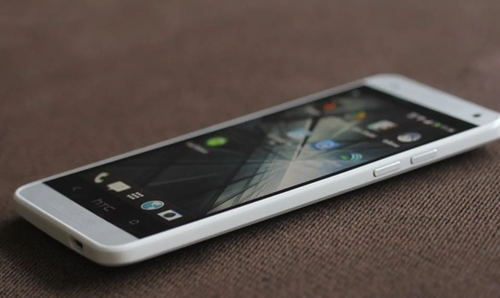 HTC One mini cuốn hút từ thiết kế đẹp mắt