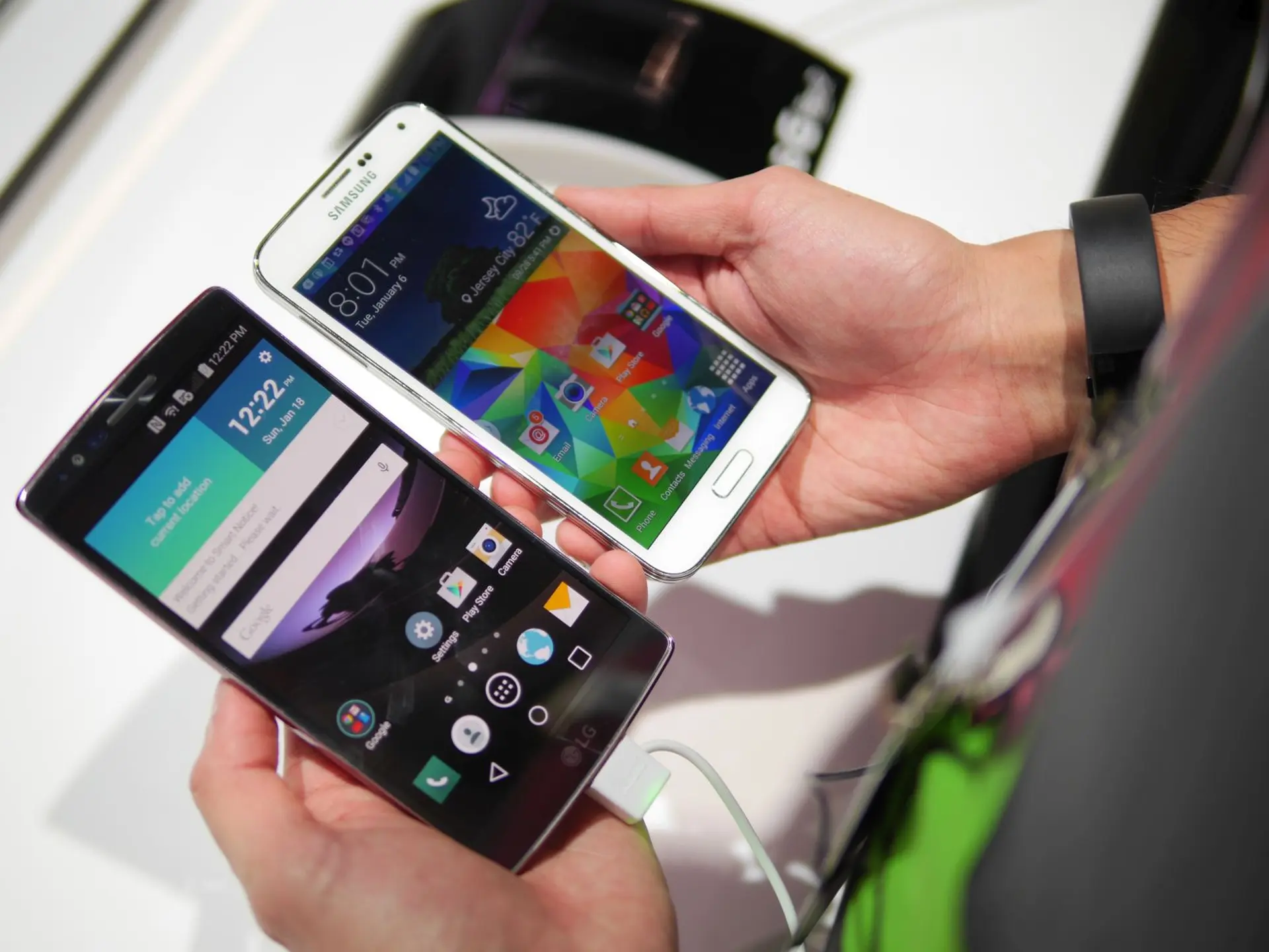 So sánh giao diện, phần cứng và camera trên LG G Flex 2 vs Samsung Galaxy S5