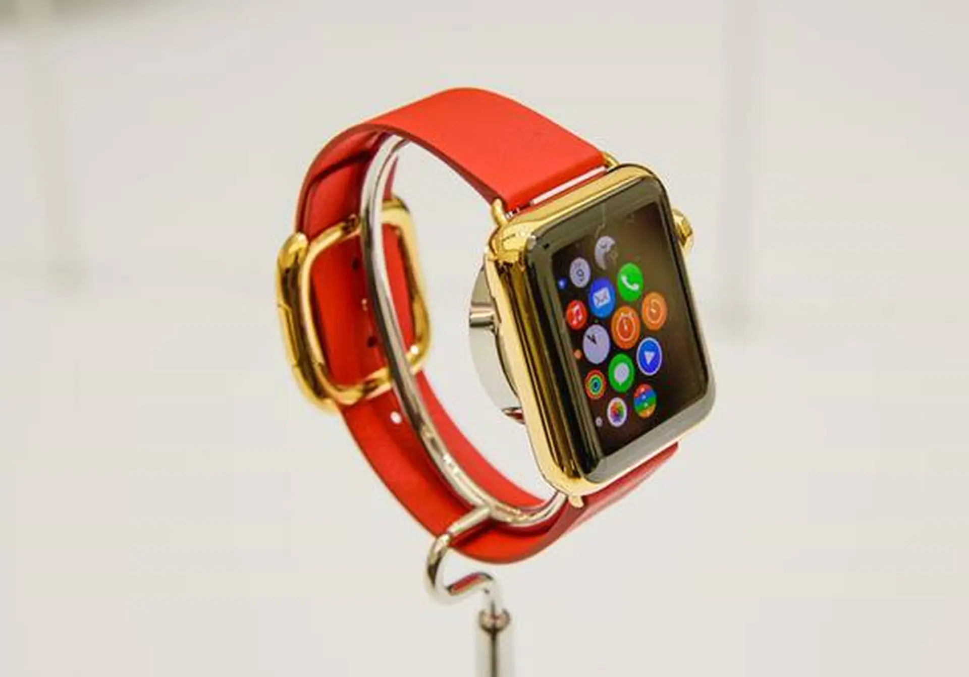 Xem video kỳ công chế tác Apple Watch Edition, vàng 18 karat, đánh bóng bằng tay.