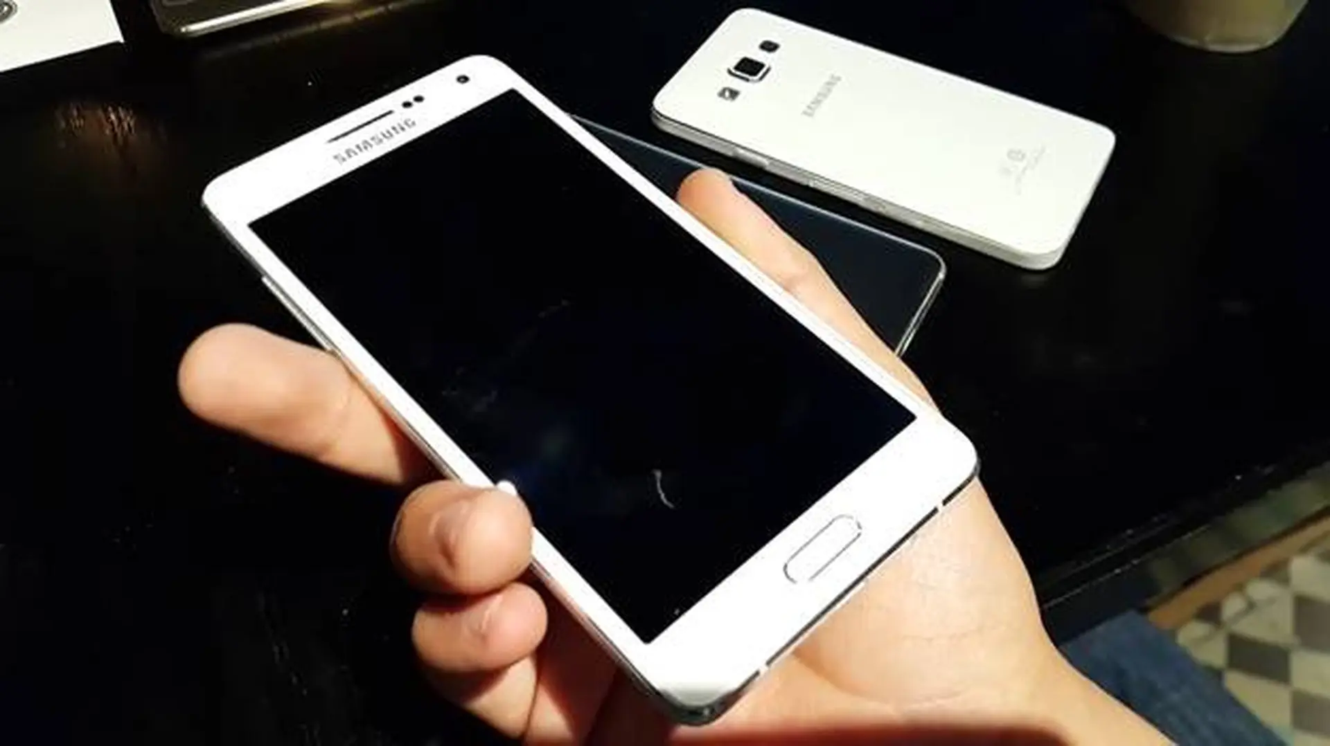 [MWC 2015] Trên tay chiếc điện thoại Samsung Galaxy A7